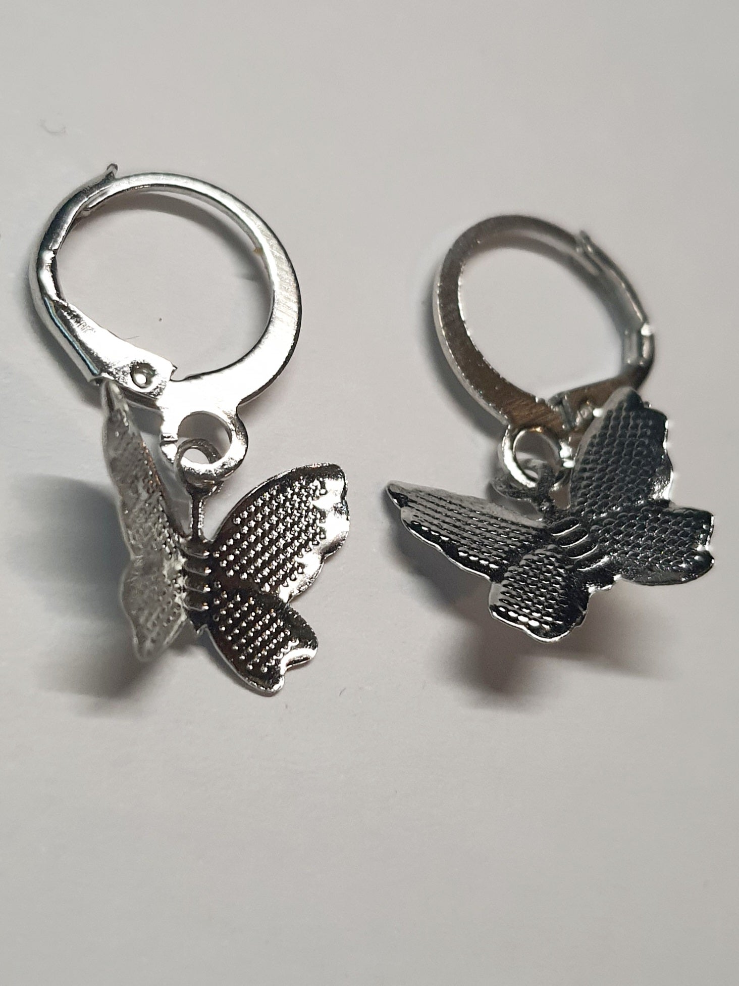Srebrne kolczyki delikatne kółka z zawieszką w kształcie motylka, długość 2,5 cm, stal chirurgiczna, stal nierdzewna, wodoodporne, hipoalergiczne, jakość premium, RougeBizu.