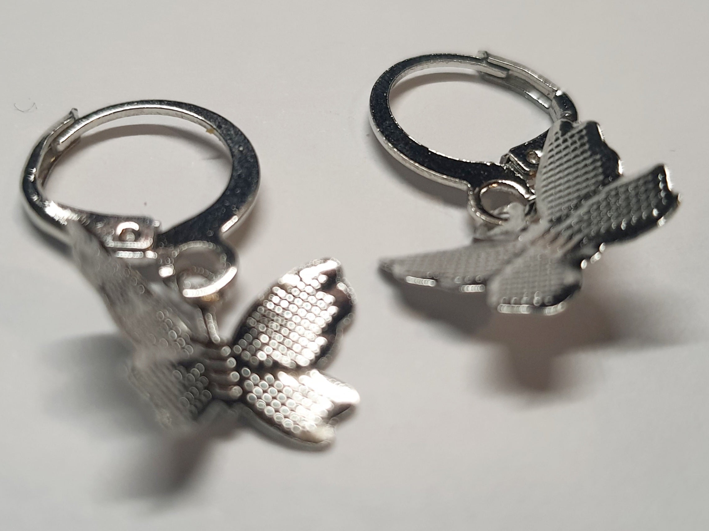 Srebrne kolczyki delikatne kółka z zawieszką w kształcie motylka, długość 2,5 cm, stal chirurgiczna, stal nierdzewna, wodoodporne, hipoalergiczne, jakość premium, RougeBizu.