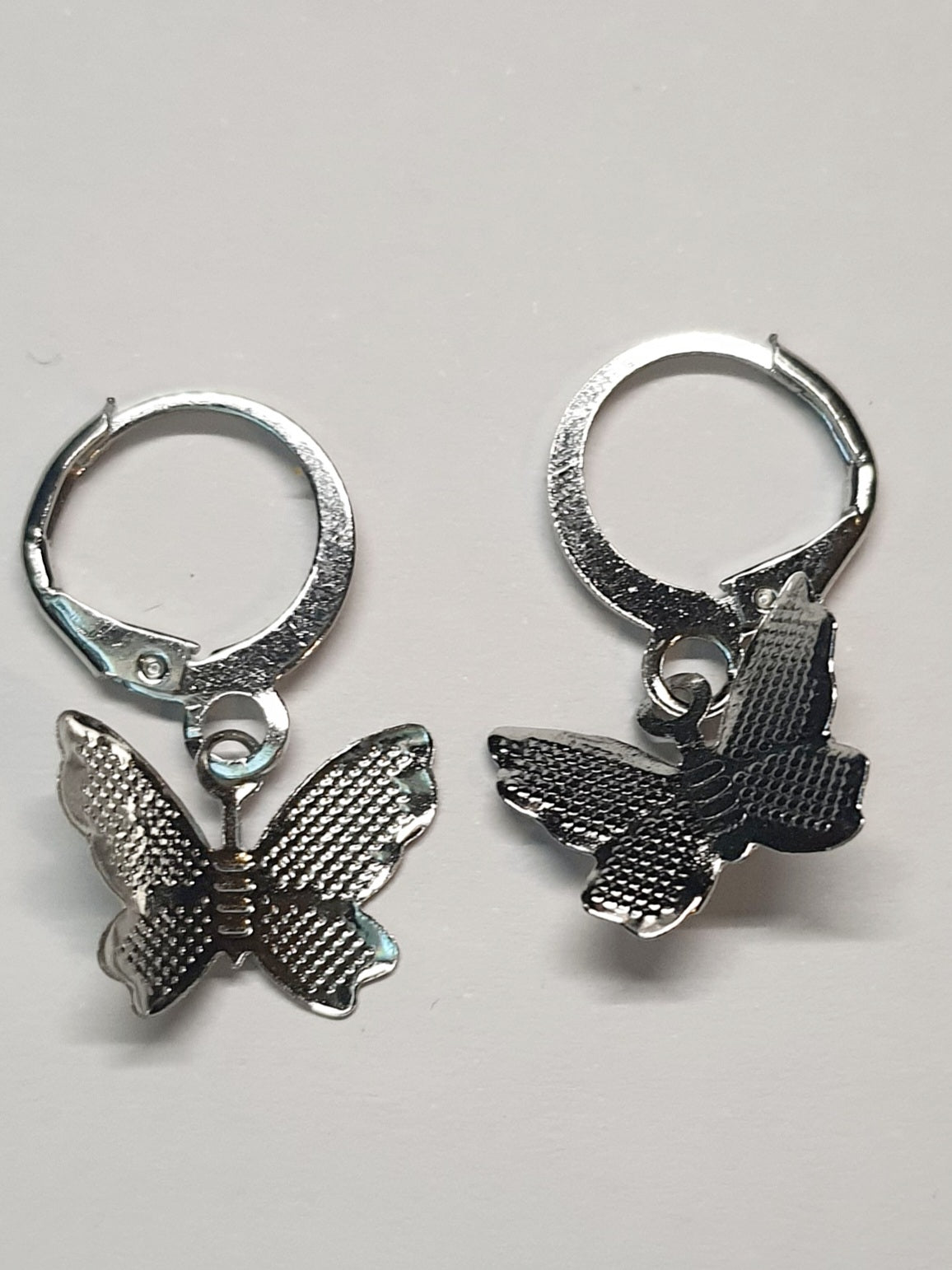 Srebrne kolczyki delikatne kółka z zawieszką w kształcie motylka, długość 2,5 cm, stal chirurgiczna, stal nierdzewna, wodoodporne, hipoalergiczne, jakość premium, RougeBizu.