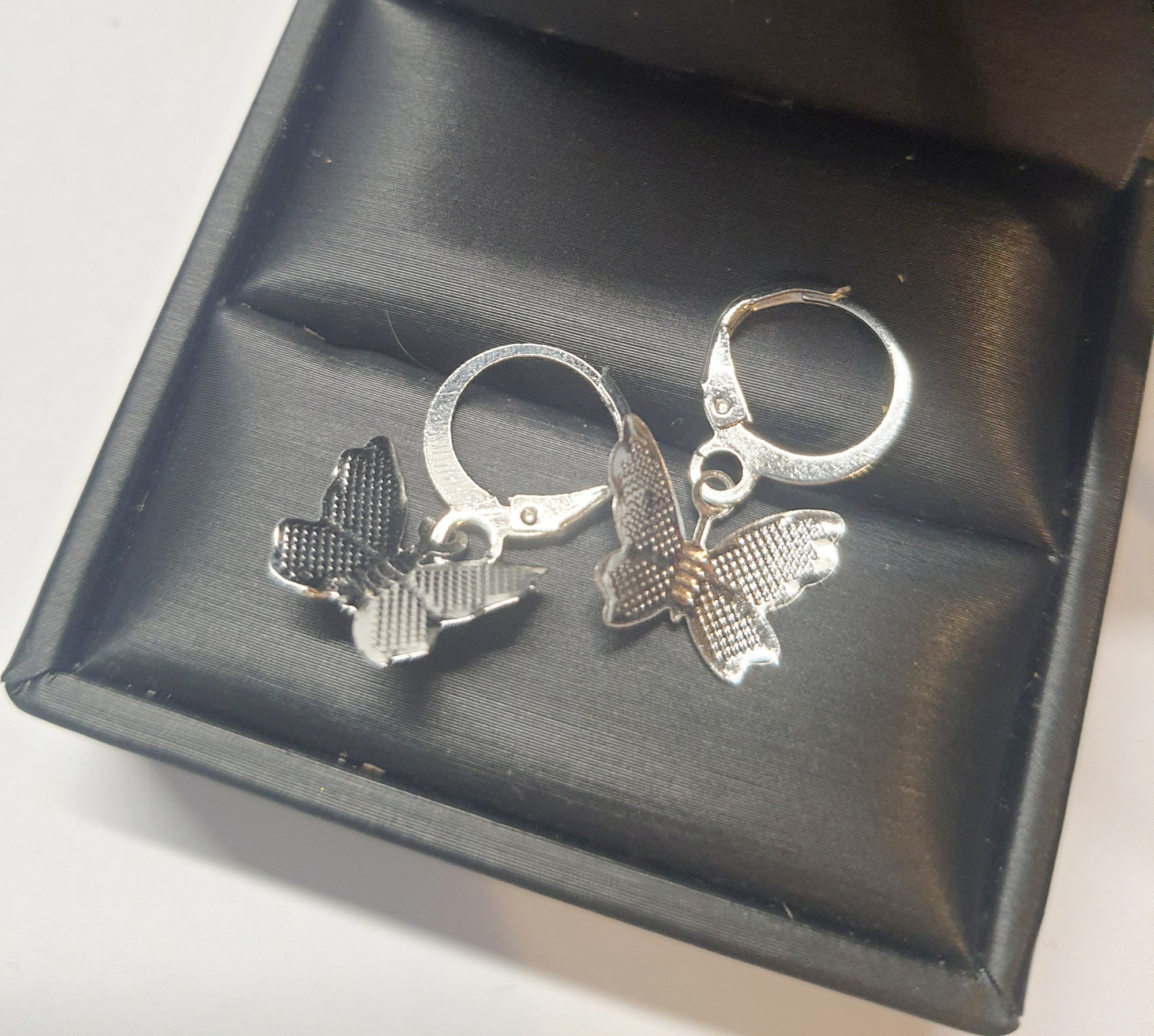 Srebrne kolczyki delikatne kółka z zawieszką w kształcie motylka, długość 2,5 cm, stal chirurgiczna, stal nierdzewna, wodoodporne, hipoalergiczne, jakość premium, RougeBizu.