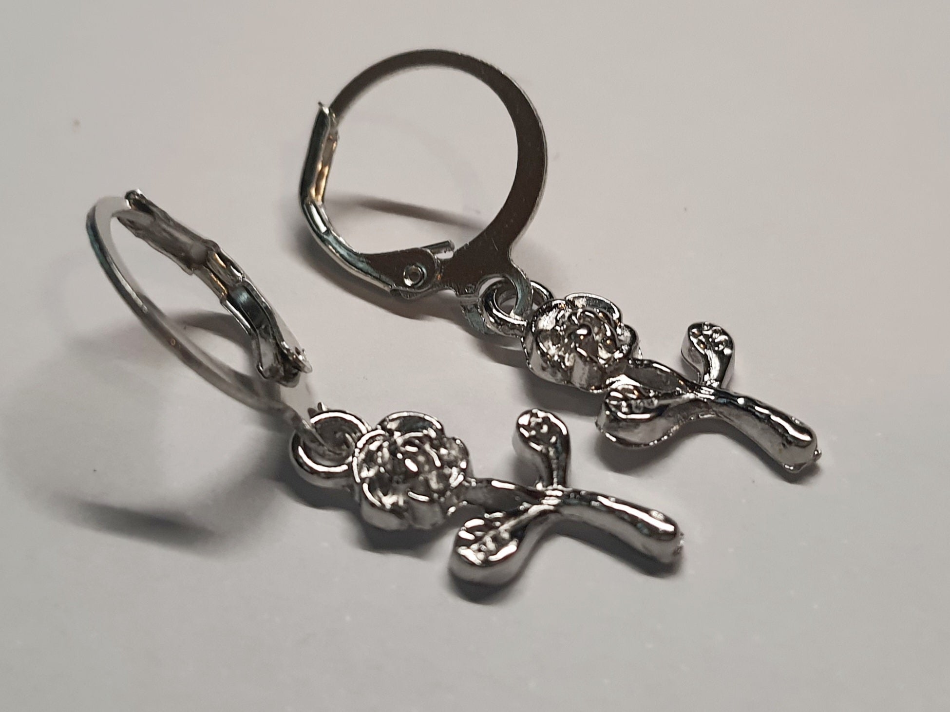 Srebrne kolczyki delikatne kółka z zawieszką w kształcie różyczki, długość 3 cm, stal chirurgiczna, stal nierdzewna, wodoodporne, hipoalergiczne, jakość premium, RougeBizu.