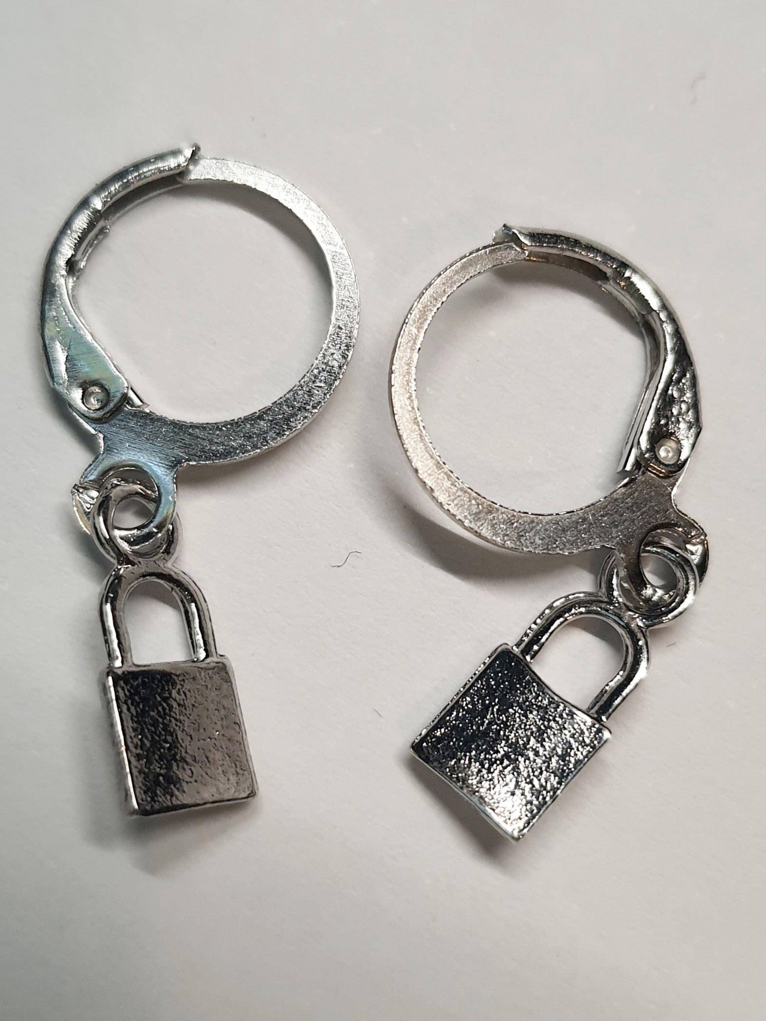 Srebrne kolczyki delikatne kółka z zawieszką w kształcie kłódeczki, długość 2,5 cm, stal chirurgiczna, stal nierdzewna, wodoodporne, hipoalergiczne, jakość premium, RougeBizu.