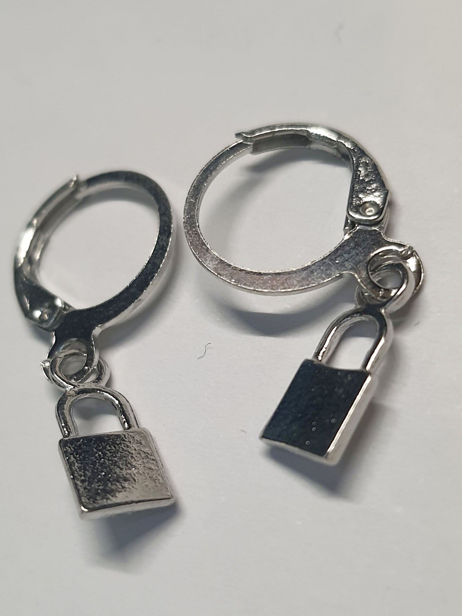 Srebrne kolczyki delikatne kółka z zawieszką w kształcie kłódeczki, długość 2,5 cm, stal chirurgiczna, stal nierdzewna, wodoodporne, hipoalergiczne, jakość premium, RougeBizu.