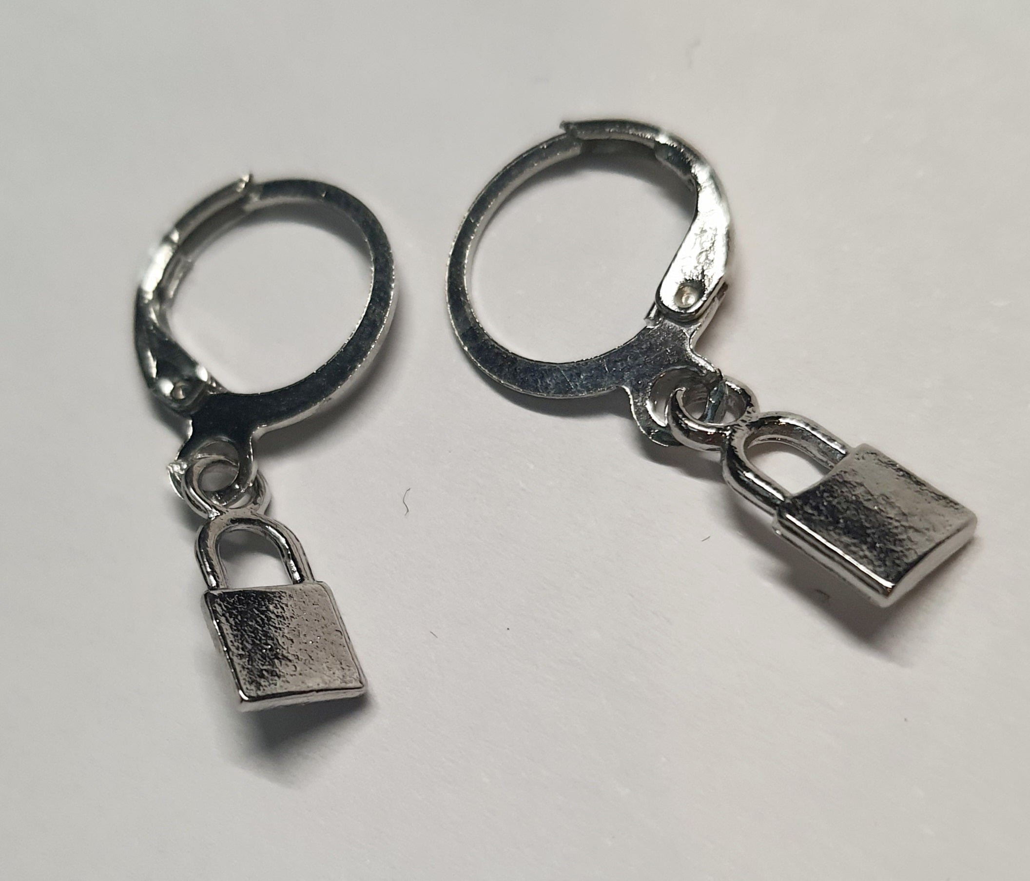 Srebrne kolczyki delikatne kółka z zawieszką w kształcie kłódeczki, długość 2,5 cm, stal chirurgiczna, stal nierdzewna, wodoodporne, hipoalergiczne, jakość premium, RougeBizu.