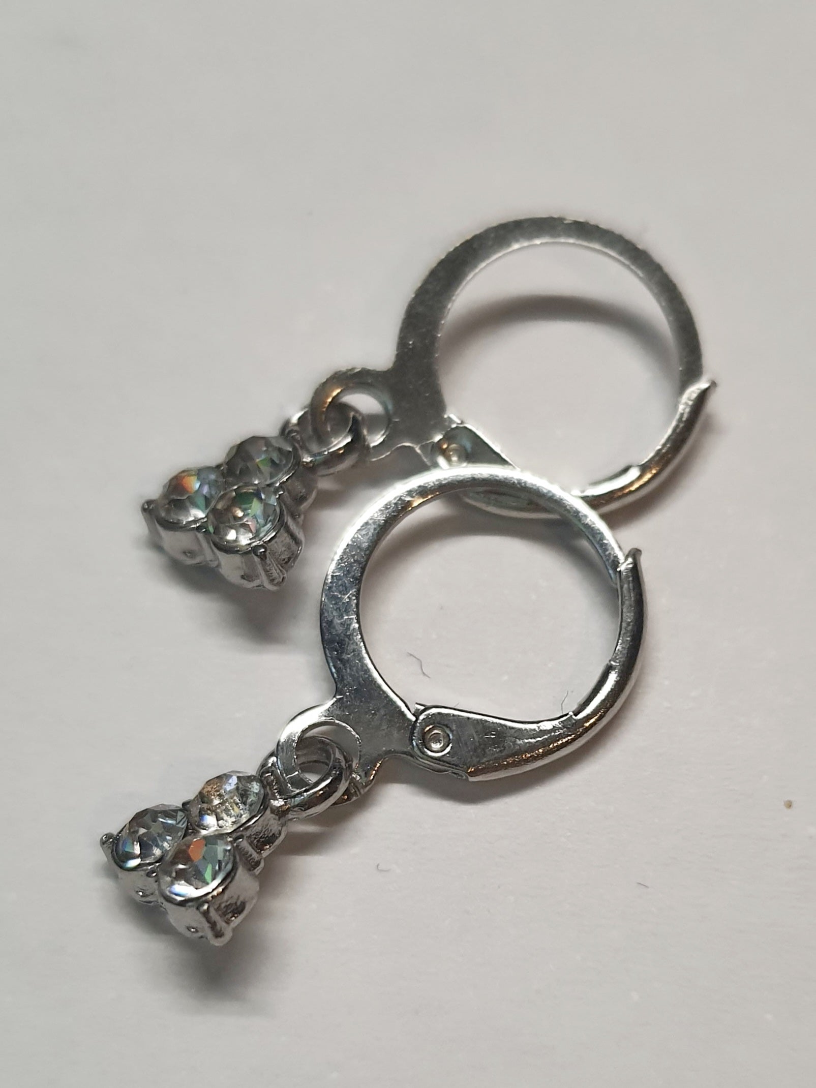 Srebrne kolczyki delikatne kółka z zawieszką w kształcie trójkąta z cyrkoniami, długość 2,5 cm, stal chirurgiczna, stal nierdzewna, wodoodporne, hipoalergiczne, jakość premium, RougeBizu.