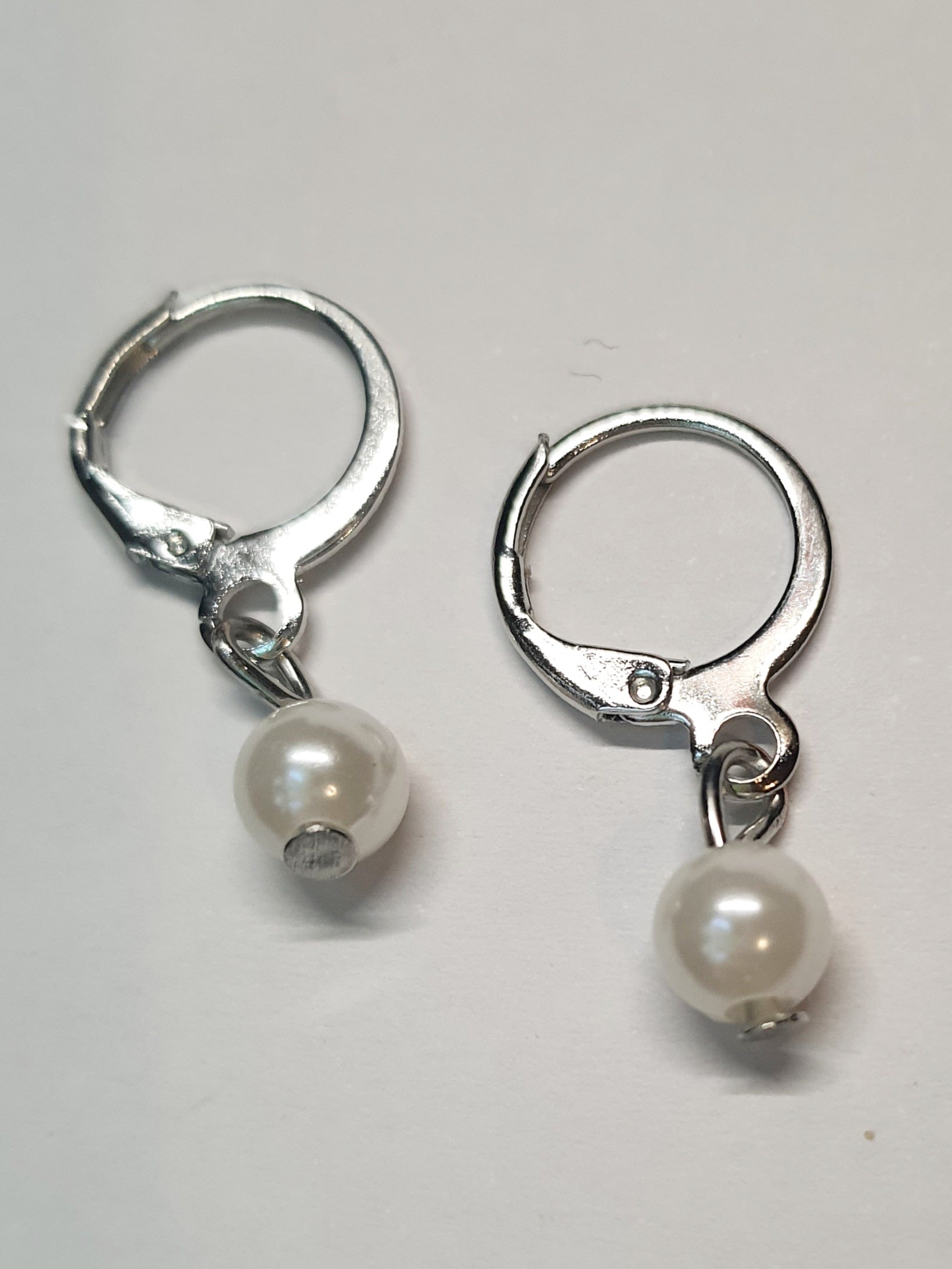 Srebrne kolczyki delikatne kółka z zawieszoną perełką, długość 1,3 cm, stal chirurgiczna, stal nierdzewna, wodoodporne, hipoalergiczne, jakość premium, RougeBizu.