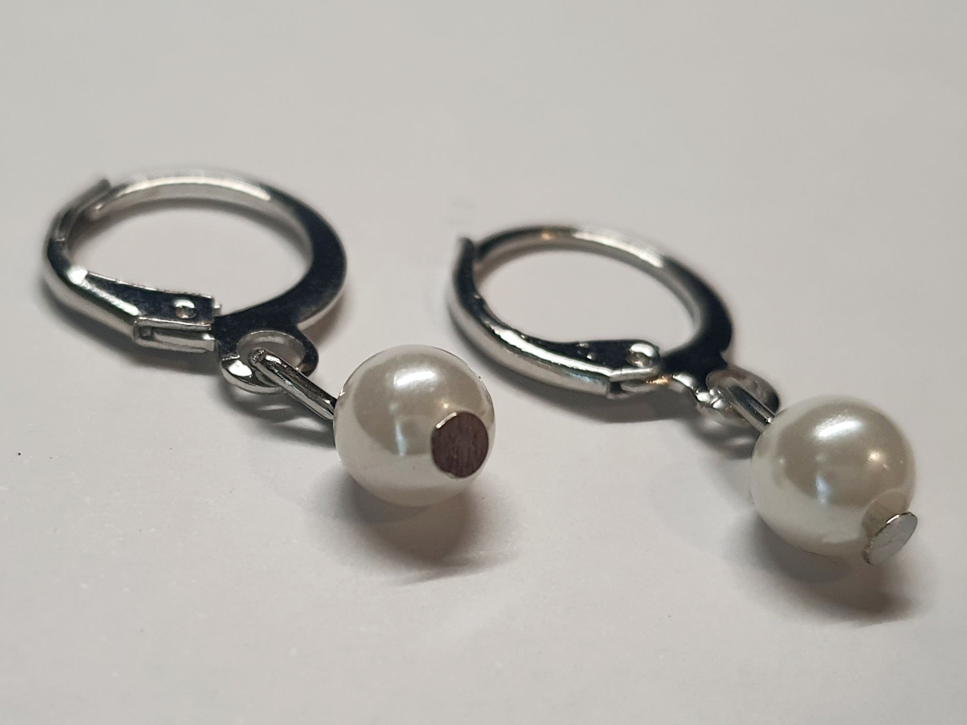 Srebrne kolczyki delikatne kółka z zawieszoną perełką, długość 1,3 cm, stal chirurgiczna, stal nierdzewna, wodoodporne, hipoalergiczne, jakość premium, RougeBizu.