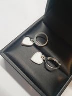 Srebrne kolczyki delikatne kółka z zawieszką w kształcie serca z białą emalią, długość 2,5 cm, stal chirurgiczna, stal nierdzewna, wodoodporne, hipoalergiczne, jakość premium, RougeBizu.
