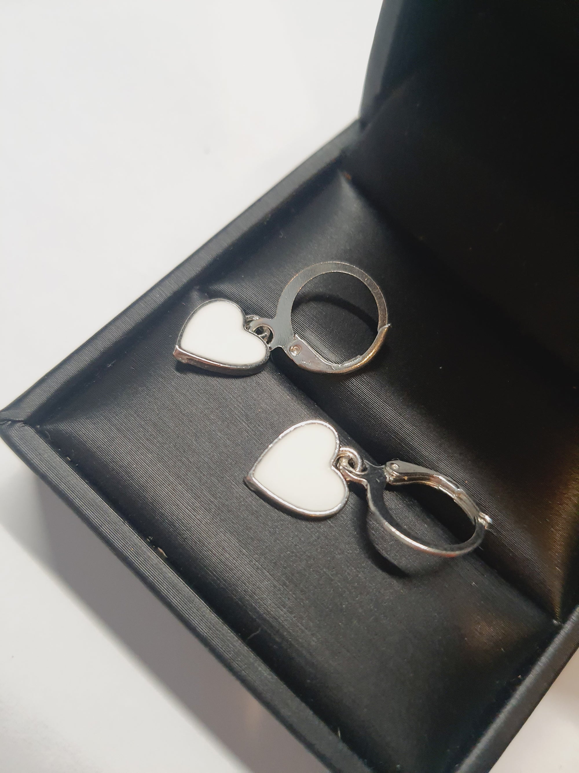 Srebrne kolczyki delikatne kółka z zawieszką w kształcie serca z białą emalią, długość 2,5 cm, stal chirurgiczna, stal nierdzewna, wodoodporne, hipoalergiczne, jakość premium, RougeBizu.