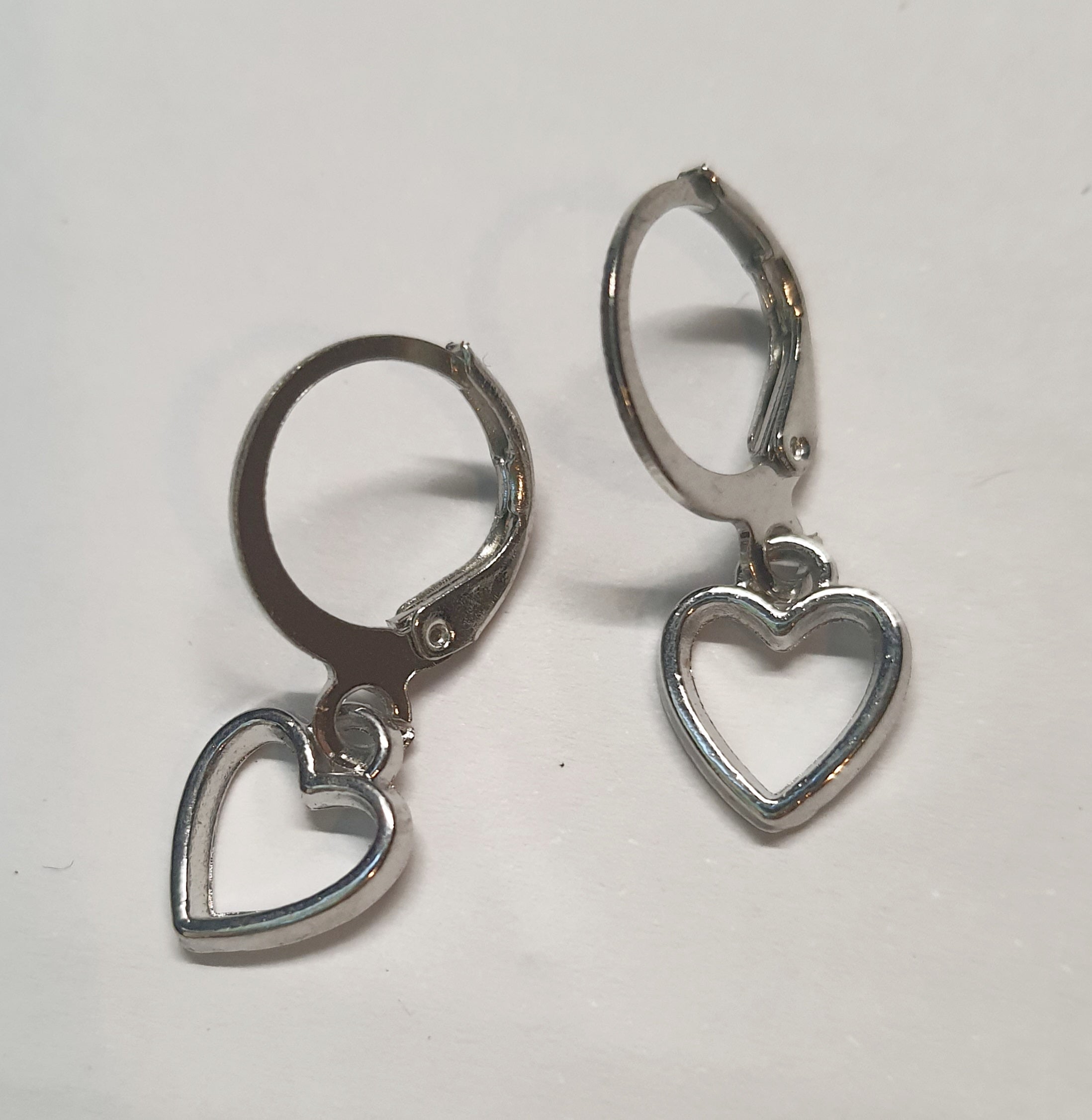 Srebrne kolczyki delikatne kółka z zawieszką w kształcie serca, długość 2 cm, stal chirurgiczna, stal nierdzewna, wodoodporne, hipoalergiczne, jakość premium, RougeBizu.