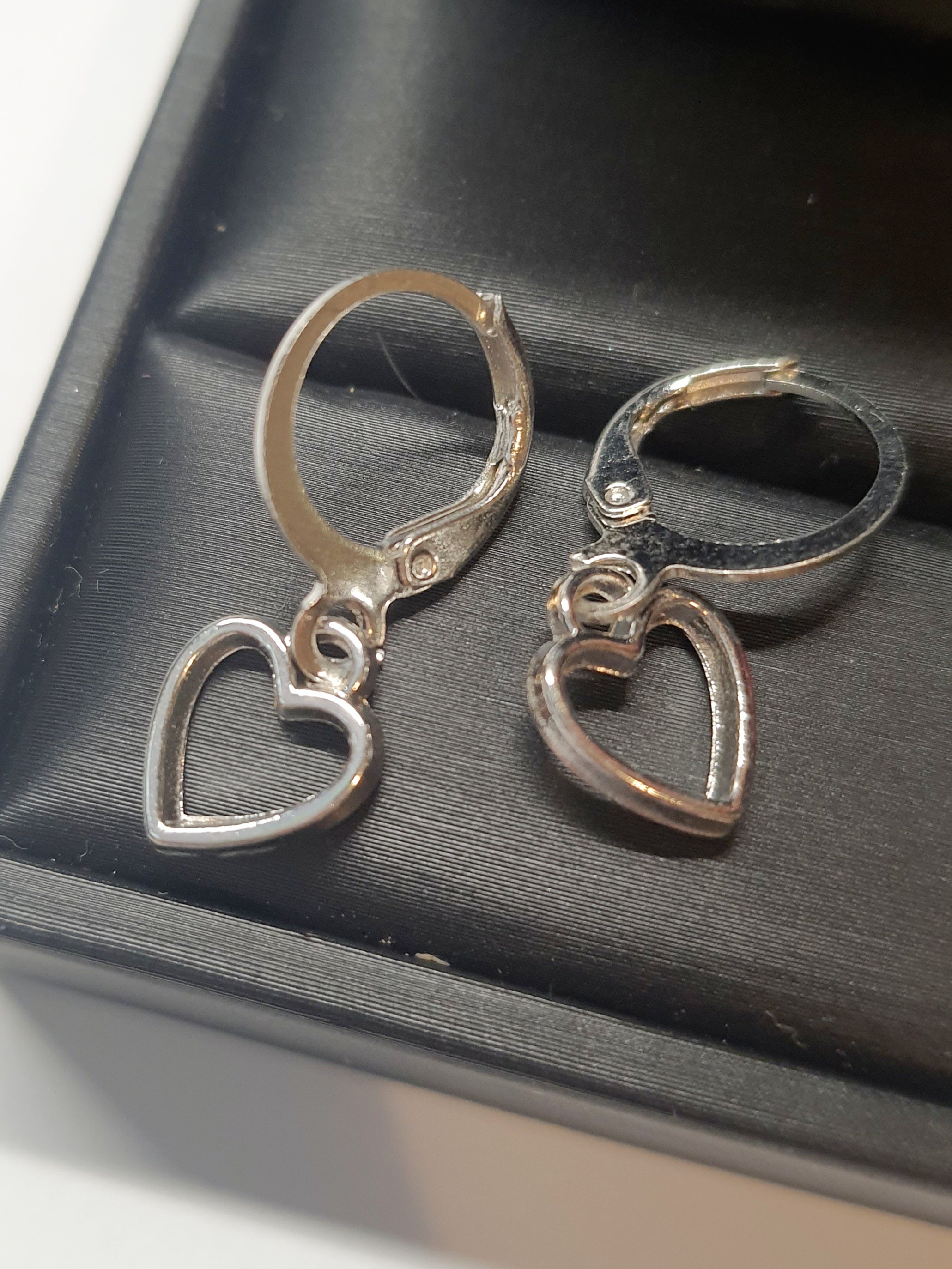 Srebrne kolczyki delikatne kółka z zawieszką w kształcie serca, długość 2 cm, stal chirurgiczna, stal nierdzewna, wodoodporne, hipoalergiczne, jakość premium, RougeBizu.