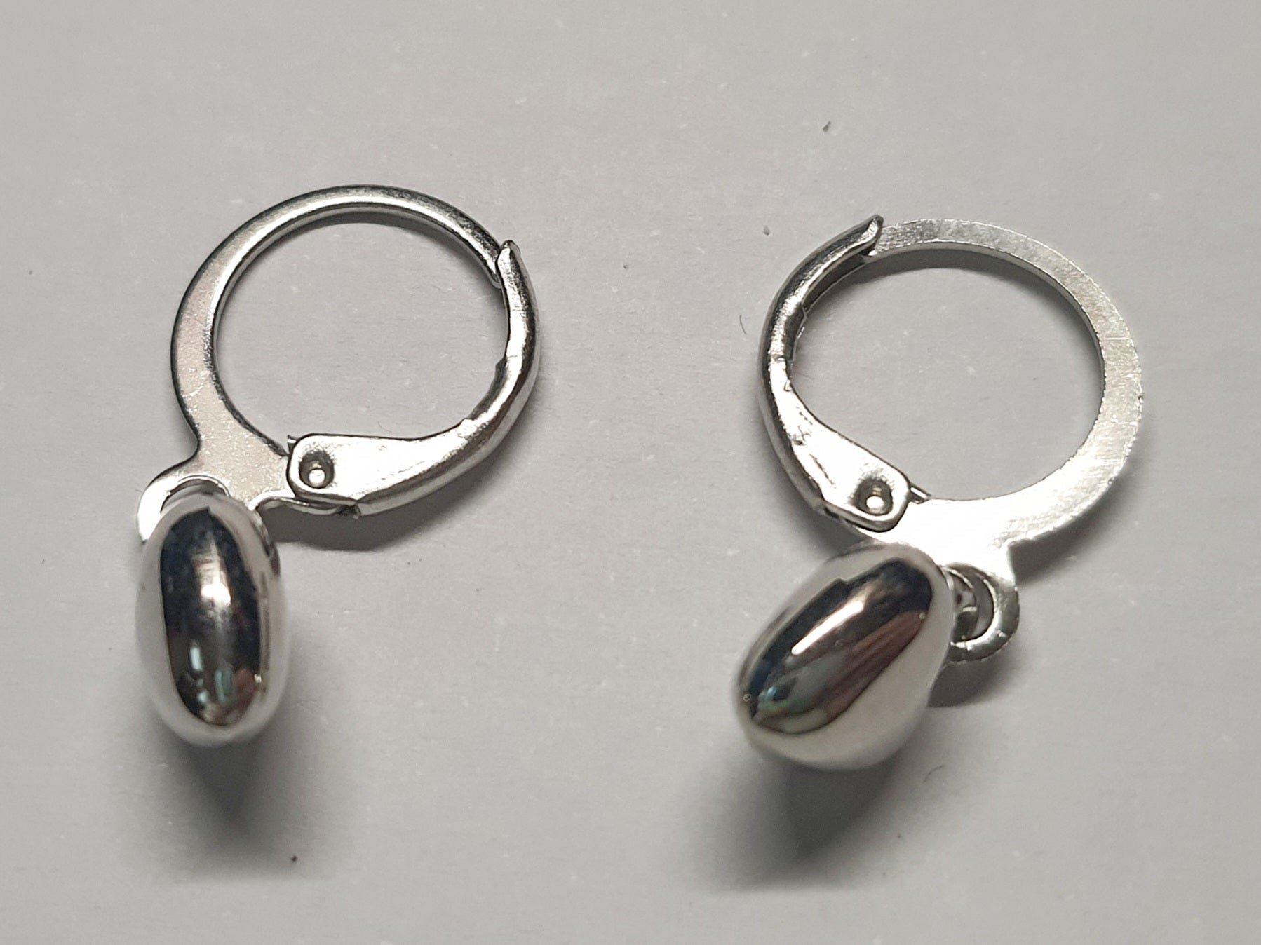 Srebrne kolczyki kółka z zawieszką w kształcie serduszka, długość 2 cm, stal chirurgiczna, stal nierdzewna, wodoodporne, hipoalergiczne, jakość premium, RougeBizu.