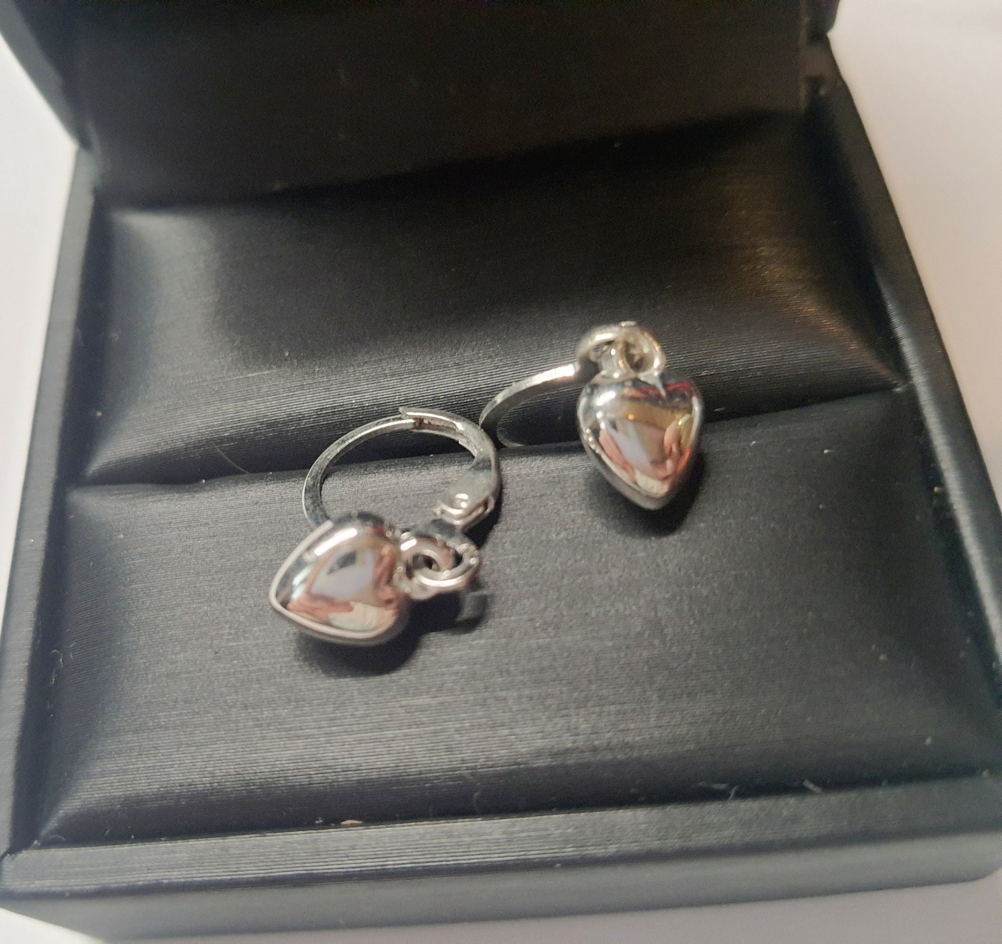 Srebrne kolczyki kółka z zawieszką w kształcie serduszka, długość 2 cm, stal chirurgiczna, stal nierdzewna, wodoodporne, hipoalergiczne, jakość premium, RougeBizu.