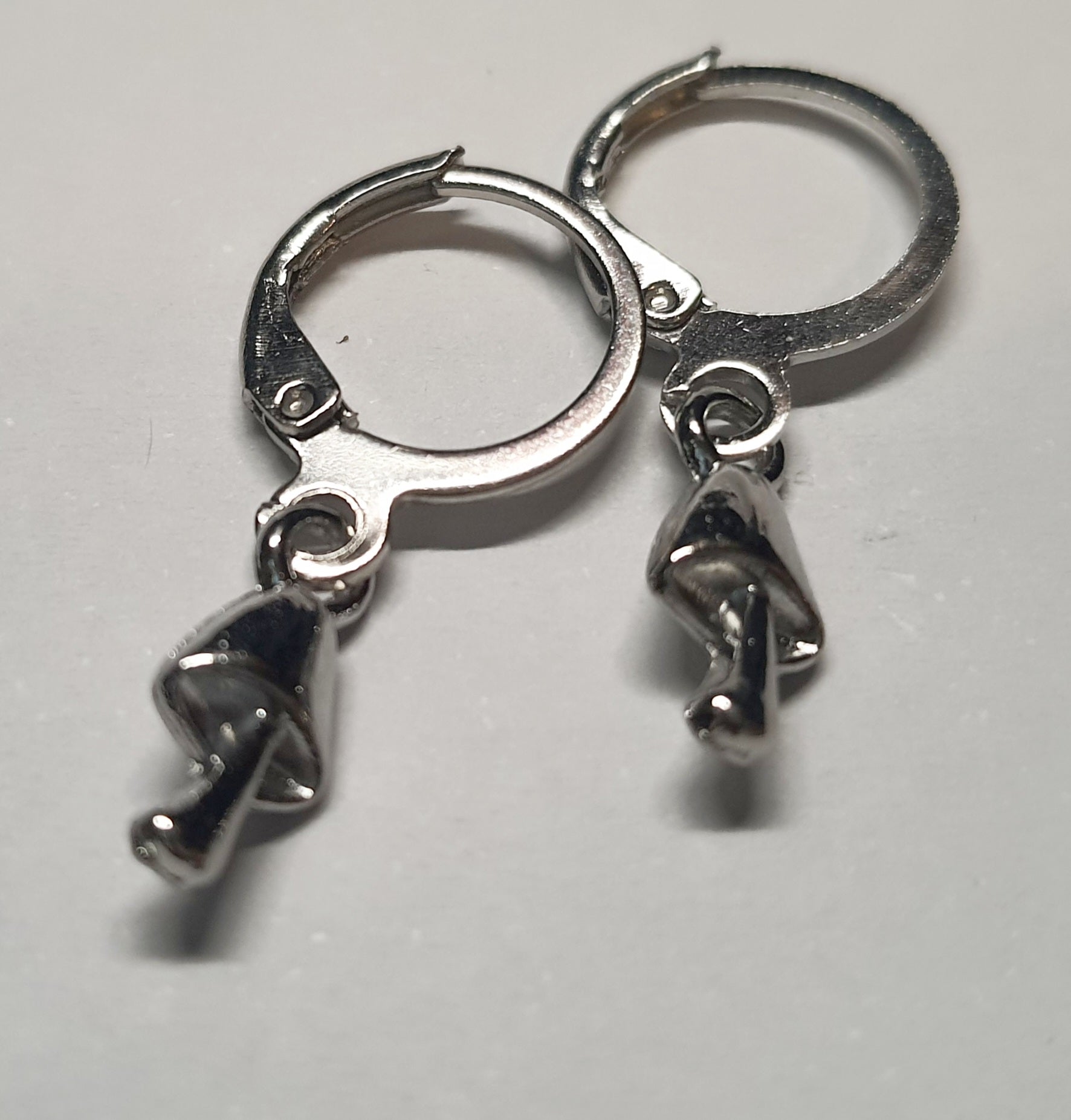Srebrne kolczyki delikatne kółka z zawieszką w kształcie grzybka, długość 2,5 cm, stal chirurgiczna, stal nierdzewna, wodoodporne, hipoalergiczne, jakość premium, RougeBizu.