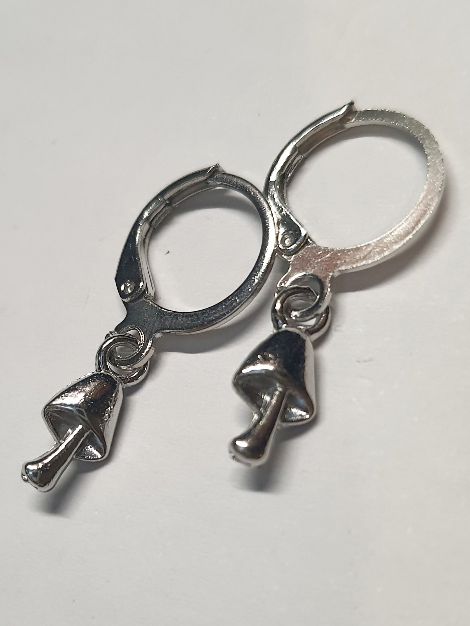 Srebrne kolczyki delikatne kółka z zawieszką w kształcie grzybka, długość 2,5 cm, stal chirurgiczna, stal nierdzewna, wodoodporne, hipoalergiczne, jakość premium, RougeBizu.