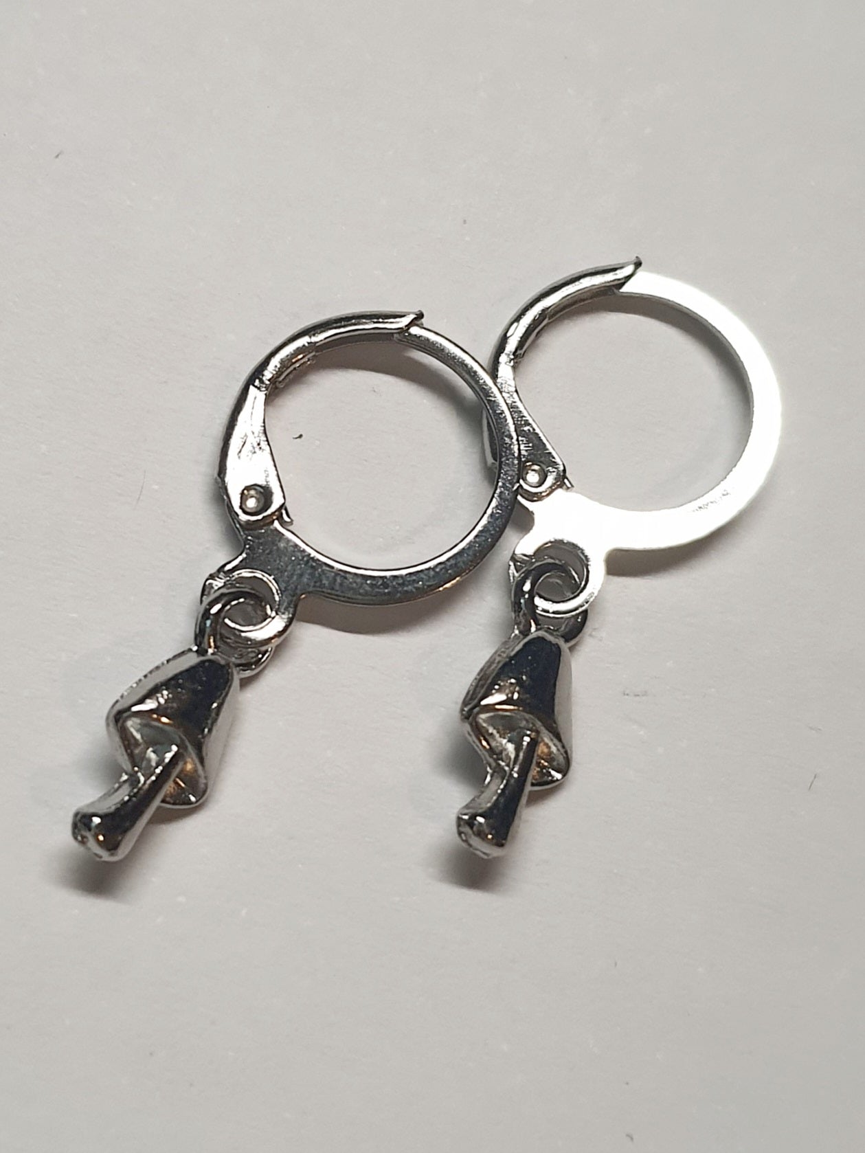 Srebrne kolczyki delikatne kółka z zawieszką w kształcie grzybka, długość 2,5 cm, stal chirurgiczna, stal nierdzewna, wodoodporne, hipoalergiczne, jakość premium, RougeBizu.