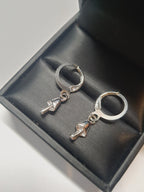 Srebrne kolczyki delikatne kółka z zawieszką w kształcie grzybka, długość 2,5 cm, stal chirurgiczna, stal nierdzewna, wodoodporne, hipoalergiczne, jakość premium, RougeBizu.