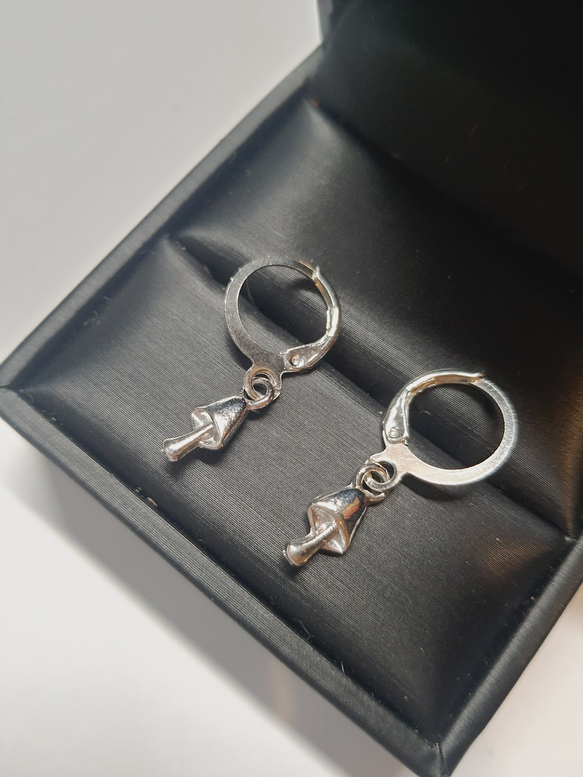 Srebrne kolczyki delikatne kółka z zawieszką w kształcie grzybka, długość 2,5 cm, stal chirurgiczna, stal nierdzewna, wodoodporne, hipoalergiczne, jakość premium, RougeBizu.