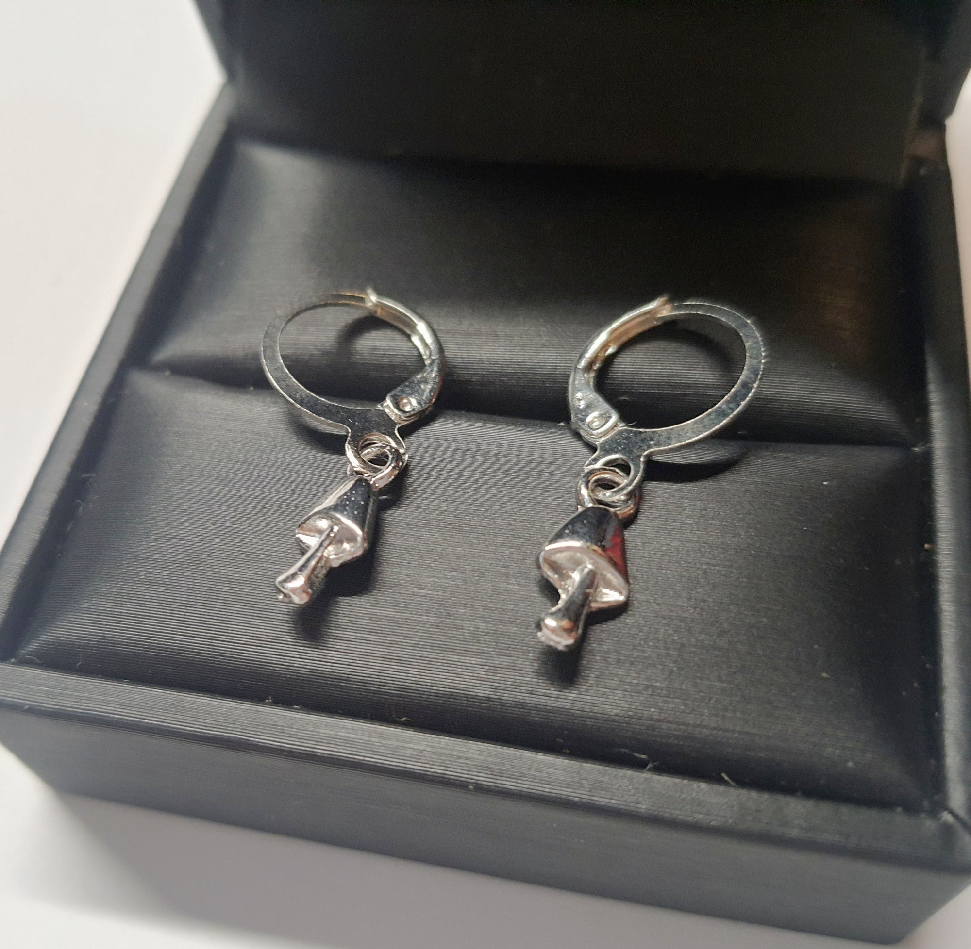 Srebrne kolczyki delikatne kółka z zawieszką w kształcie grzybka, długość 2,5 cm, stal chirurgiczna, stal nierdzewna, wodoodporne, hipoalergiczne, jakość premium, RougeBizu.