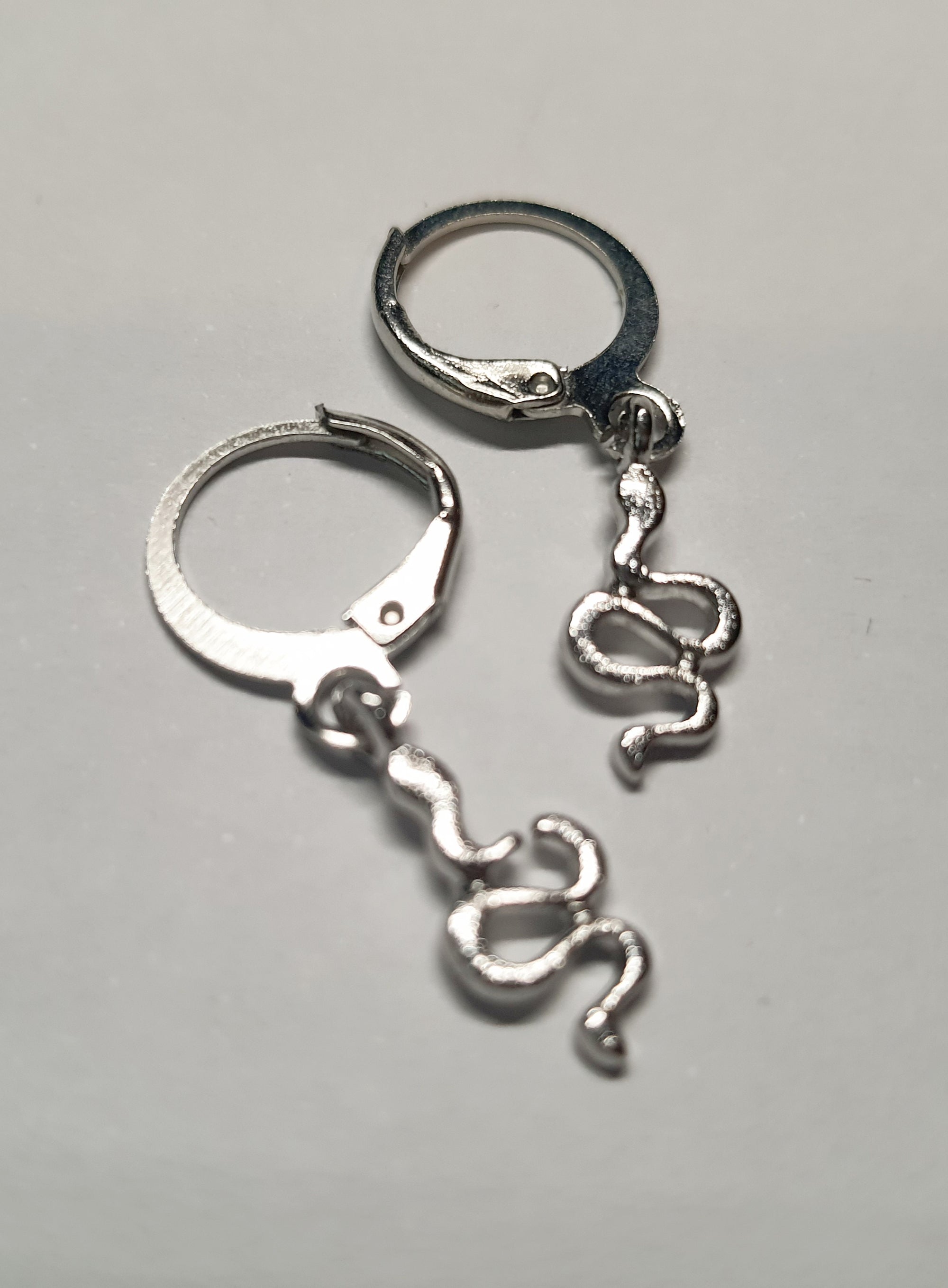 Srebrne kolczyki delikatne kółka z zawieszką w kształcie węża, długość 2,5 cm, stal chirurgiczna, stal nierdzewna, wodoodporne, hipoalergiczne, jakość premium, RougeBizu.