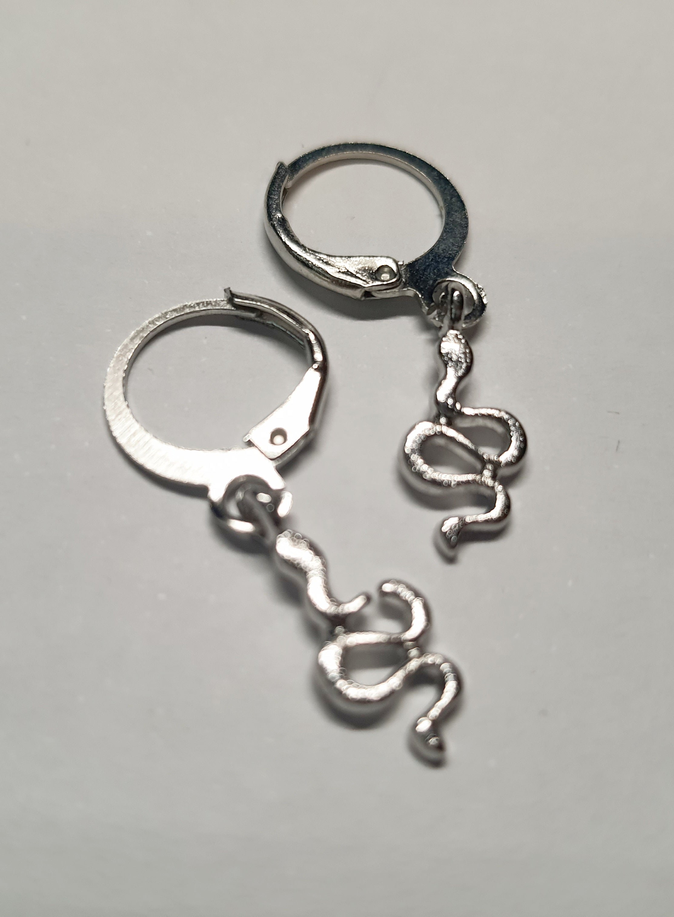 Srebrne kolczyki delikatne kółka z zawieszką w kształcie węża, długość 2,5 cm, stal chirurgiczna, stal nierdzewna, wodoodporne, hipoalergiczne, jakość premium, RougeBizu.