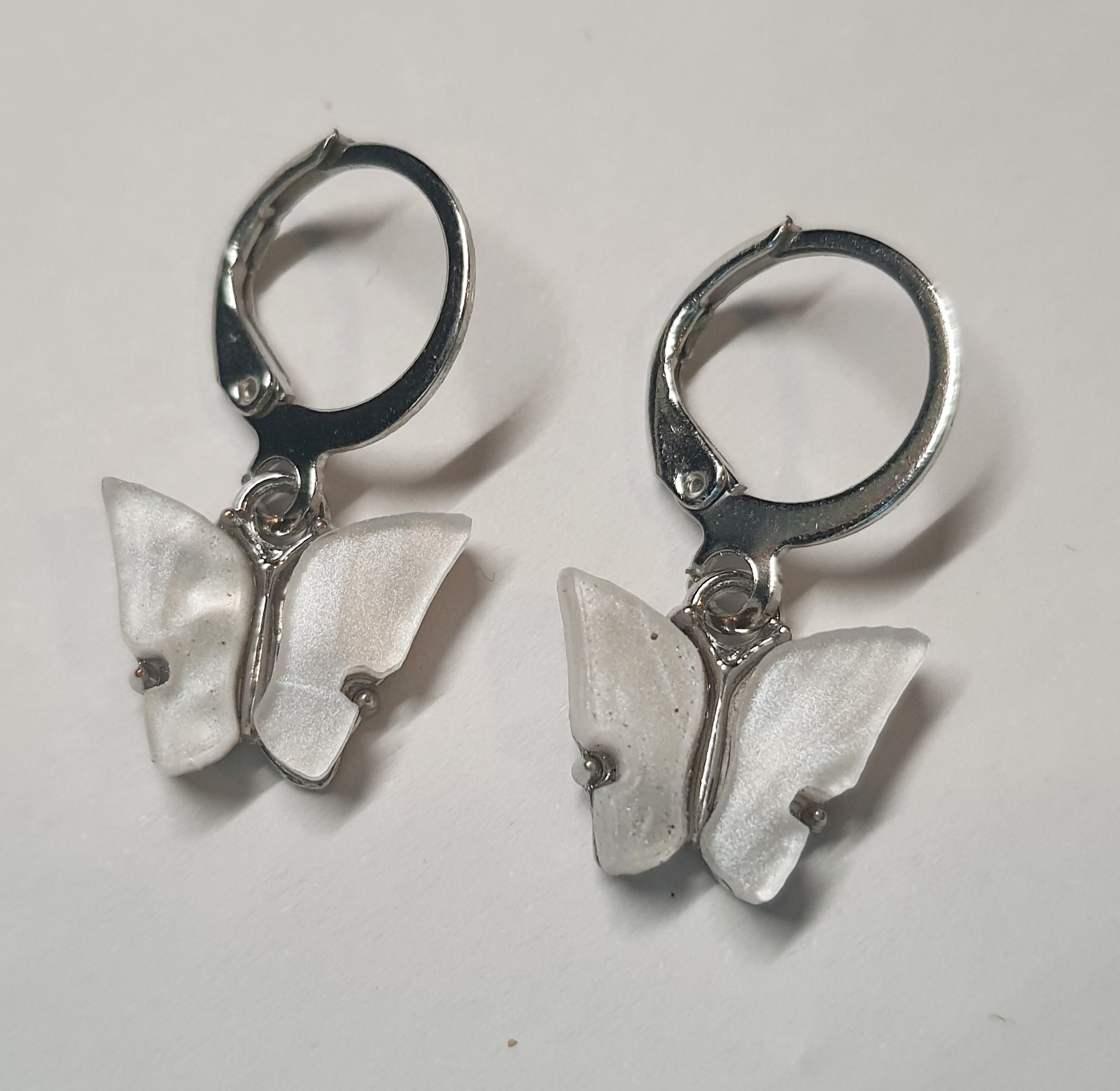 Srebrne kolczyki delikatne kółka z zawieszką w kształcie motylka, długość 2 cm, stal chirurgiczna, stal nierdzewna, wodoodporne, hipoalergiczne, jakość premium, RougeBizu.