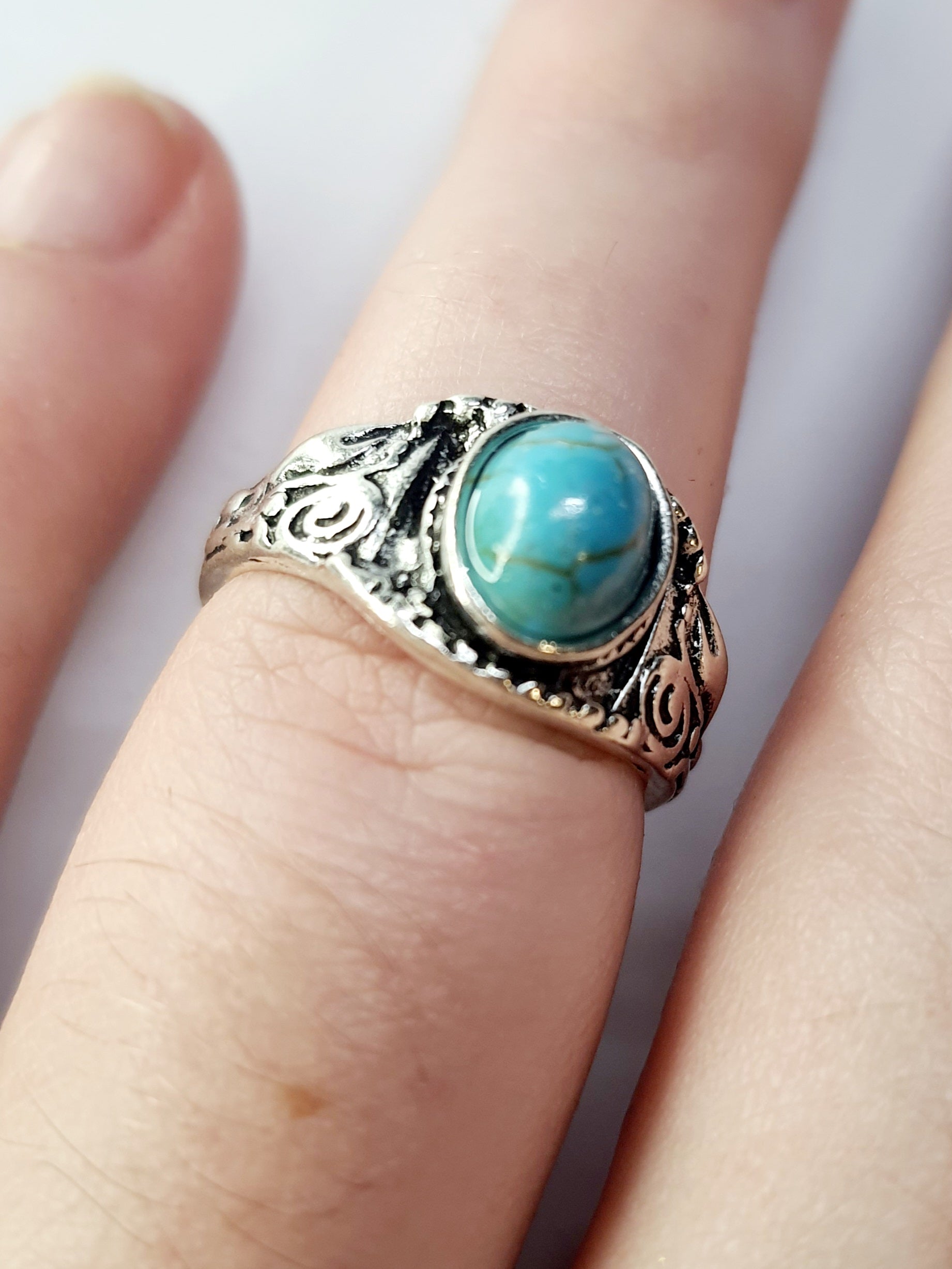 Pierścionek ze srebrnej stali nierdzewnej z turkusowym owalnym kamieniem w stylu boho vintage, misternie zdobiony, rozmiar 16 mm, stal chirurgiczna, stal nierdzewna, wodoodporne, hipoalergiczne, jakość premium, Rouge Bizu.