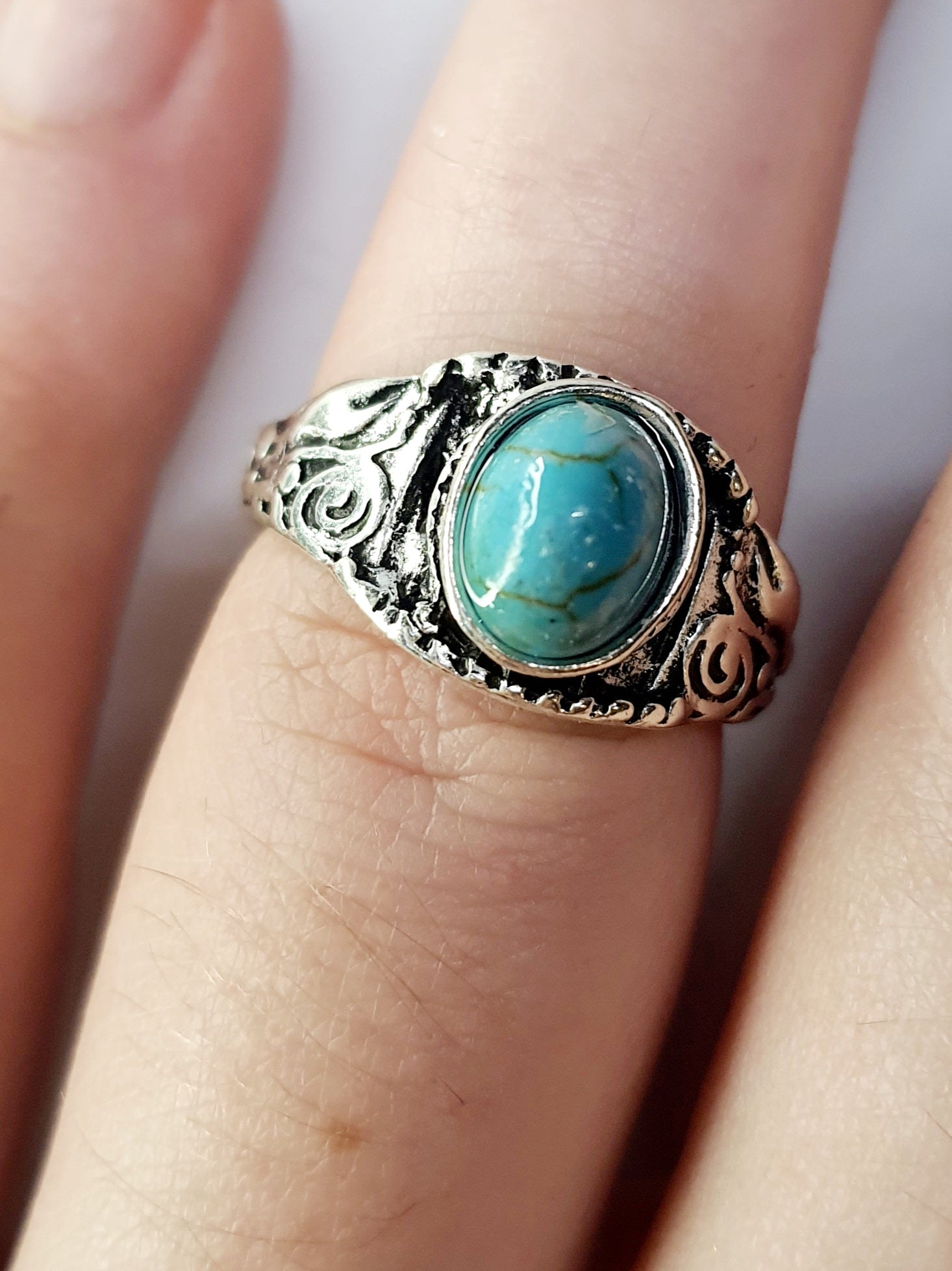 Pierścionek ze srebrnej stali nierdzewnej z turkusowym owalnym kamieniem w stylu boho vintage, misternie zdobiony, rozmiar 16 mm, stal chirurgiczna, stal nierdzewna, wodoodporne, hipoalergiczne, jakość premium, Rouge Bizu.