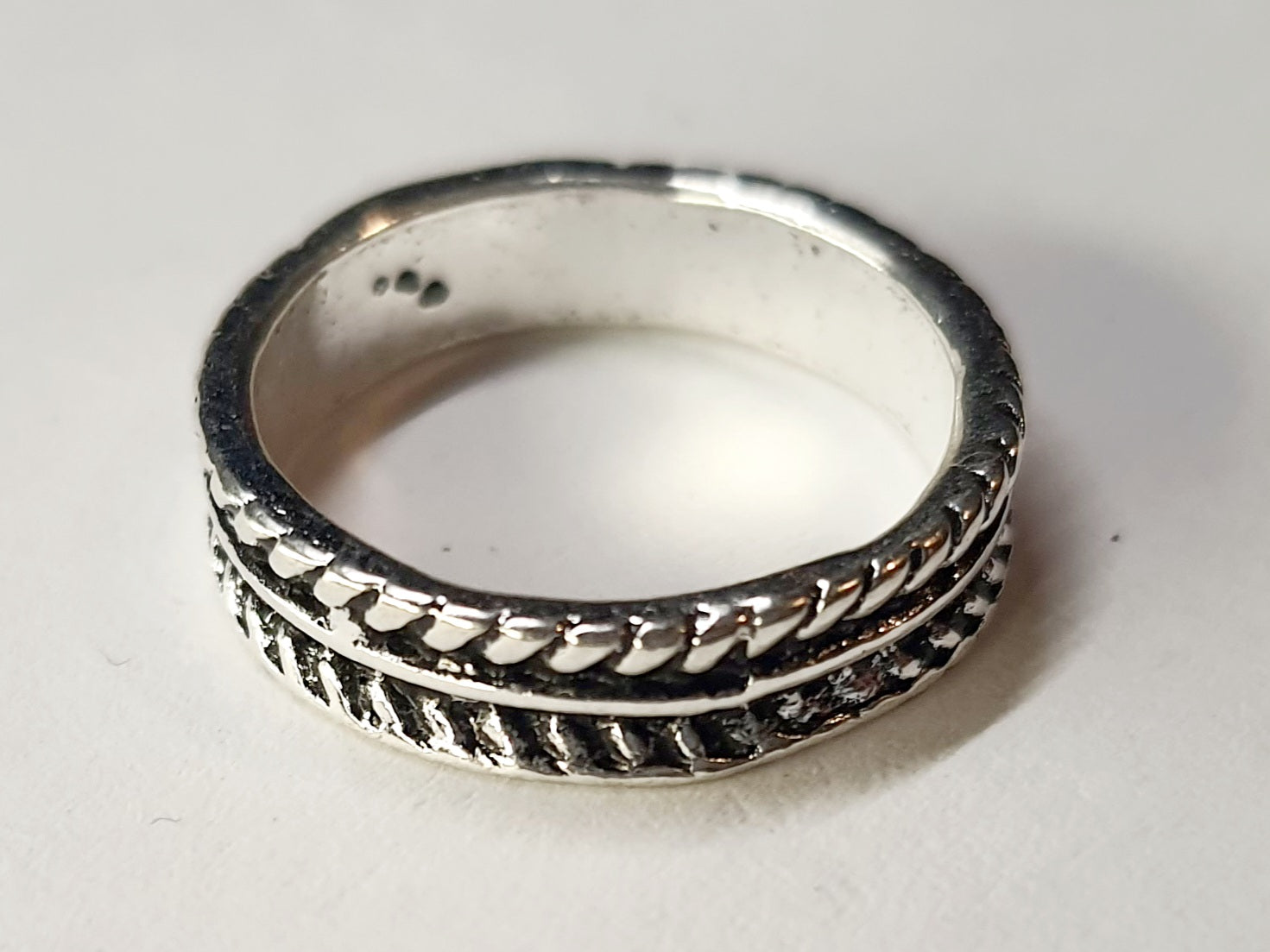 Pierścionek srebrny z plecionym wzorem, stal nierdzewna, stal chirurgiczna, minimalistyczny, unisex, rozmiar 15 mm, wodoodporne, hipoalergiczne, jakość premium, Rouge Bizu.