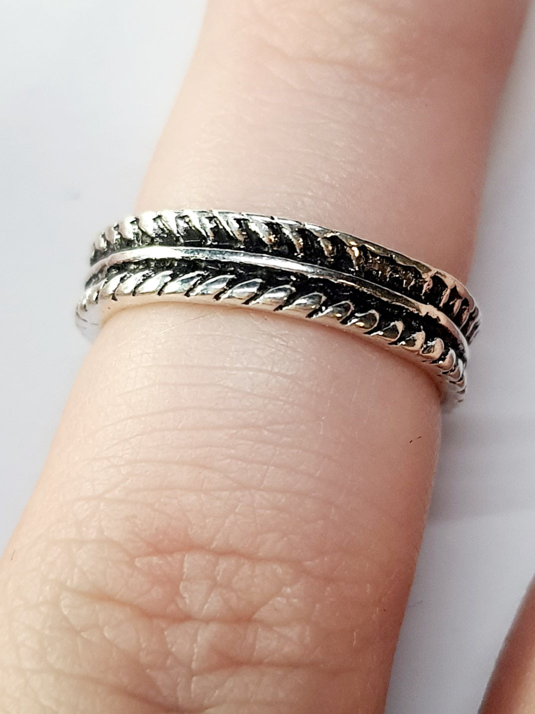 Pierścionek srebrny z plecionym wzorem, stal nierdzewna, stal chirurgiczna, minimalistyczny, unisex, rozmiar 15 mm, wodoodporne, hipoalergiczne, jakość premium, Rouge Bizu.