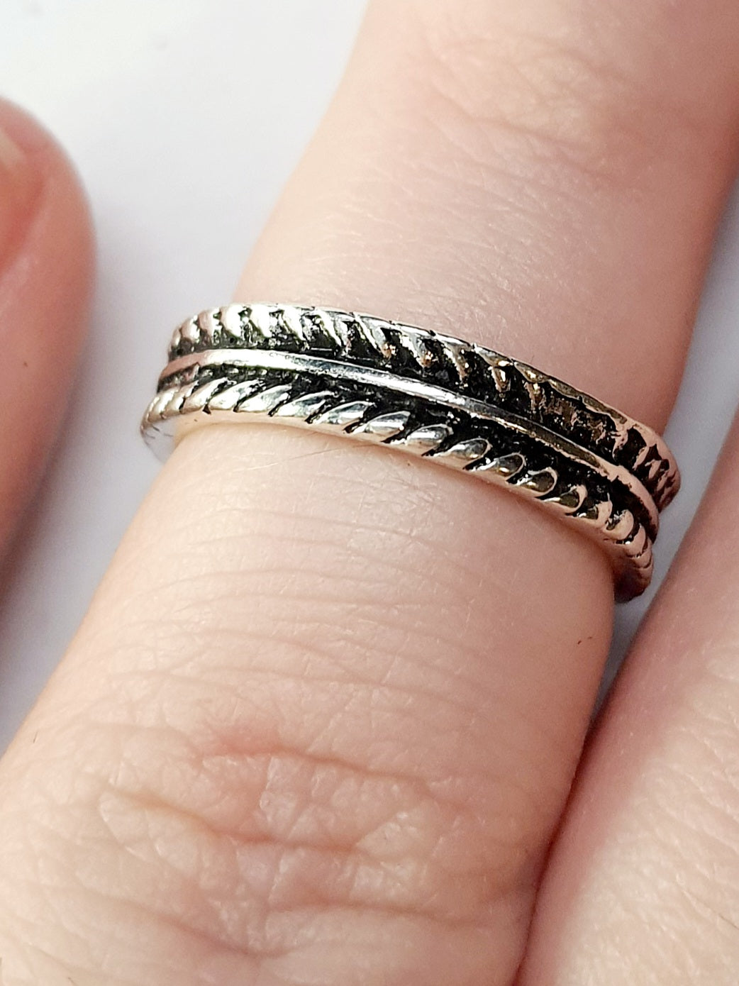 Pierścionek srebrny z plecionym wzorem, stal nierdzewna, stal chirurgiczna, minimalistyczny, unisex, rozmiar 15 mm, wodoodporne, hipoalergiczne, jakość premium, Rouge Bizu.