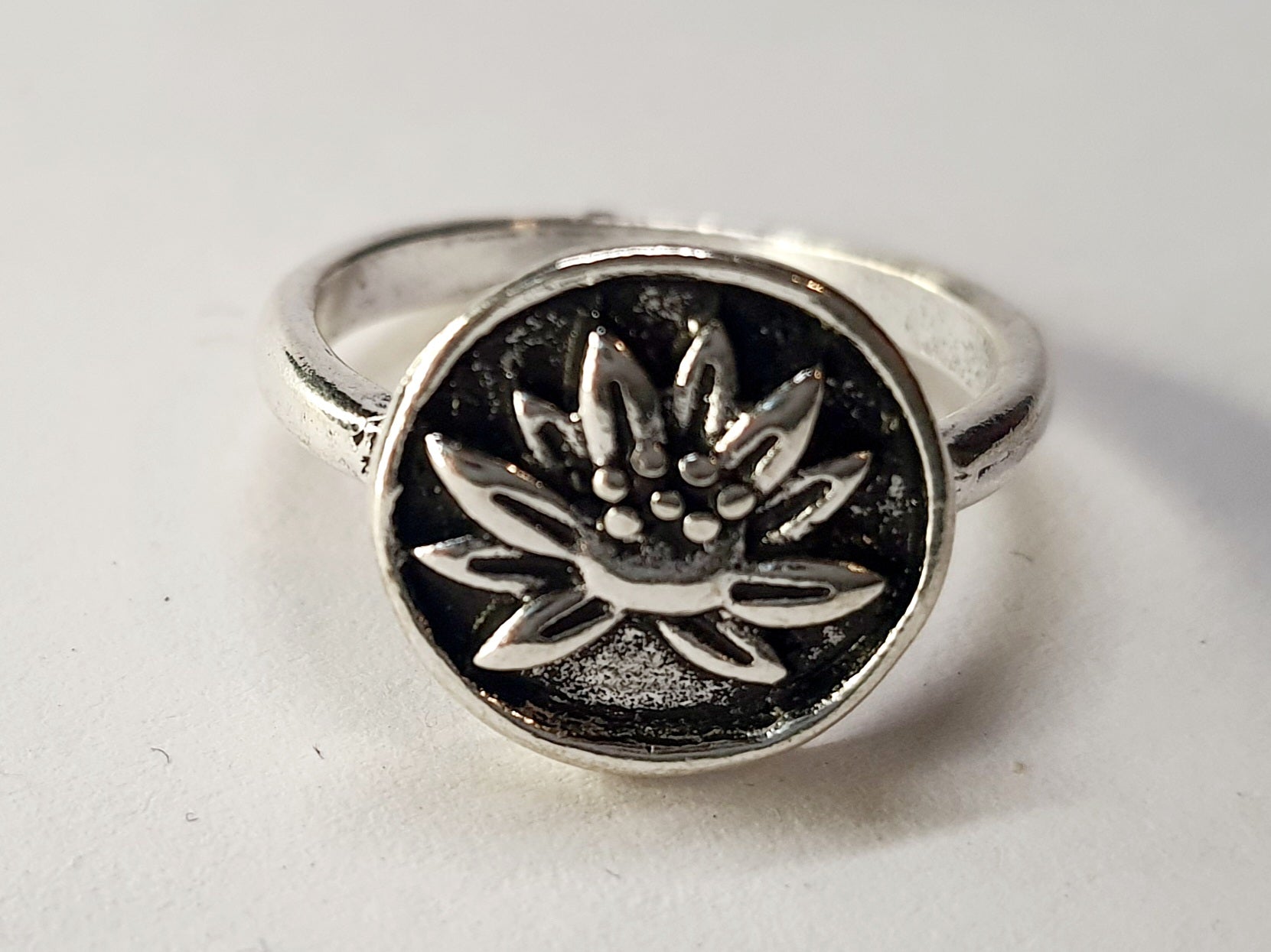 Pierścionek srebrny z motywem kwiatu lotosu, stal nierdzewna, stal chirurgiczna, rozmiar 17 mm, styl boho i minimalistyczny, wodoodporne, hipoalergiczne, jakość premium, Rouge Bizu.