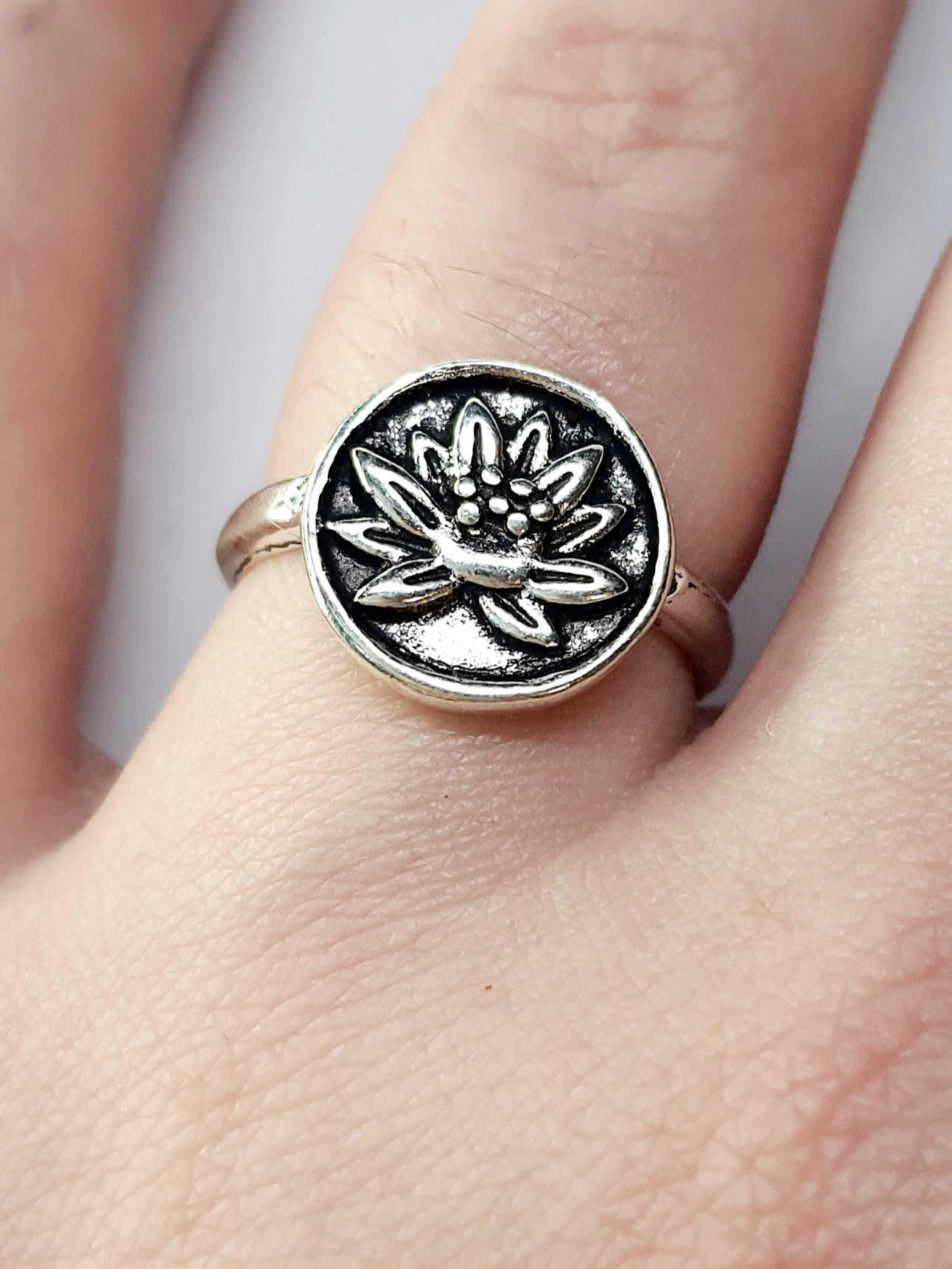 Pierścionek srebrny z motywem kwiatu lotosu, stal nierdzewna, stal chirurgiczna, rozmiar 17 mm, styl boho i minimalistyczny, wodoodporne, hipoalergiczne, jakość premium, Rouge Bizu.