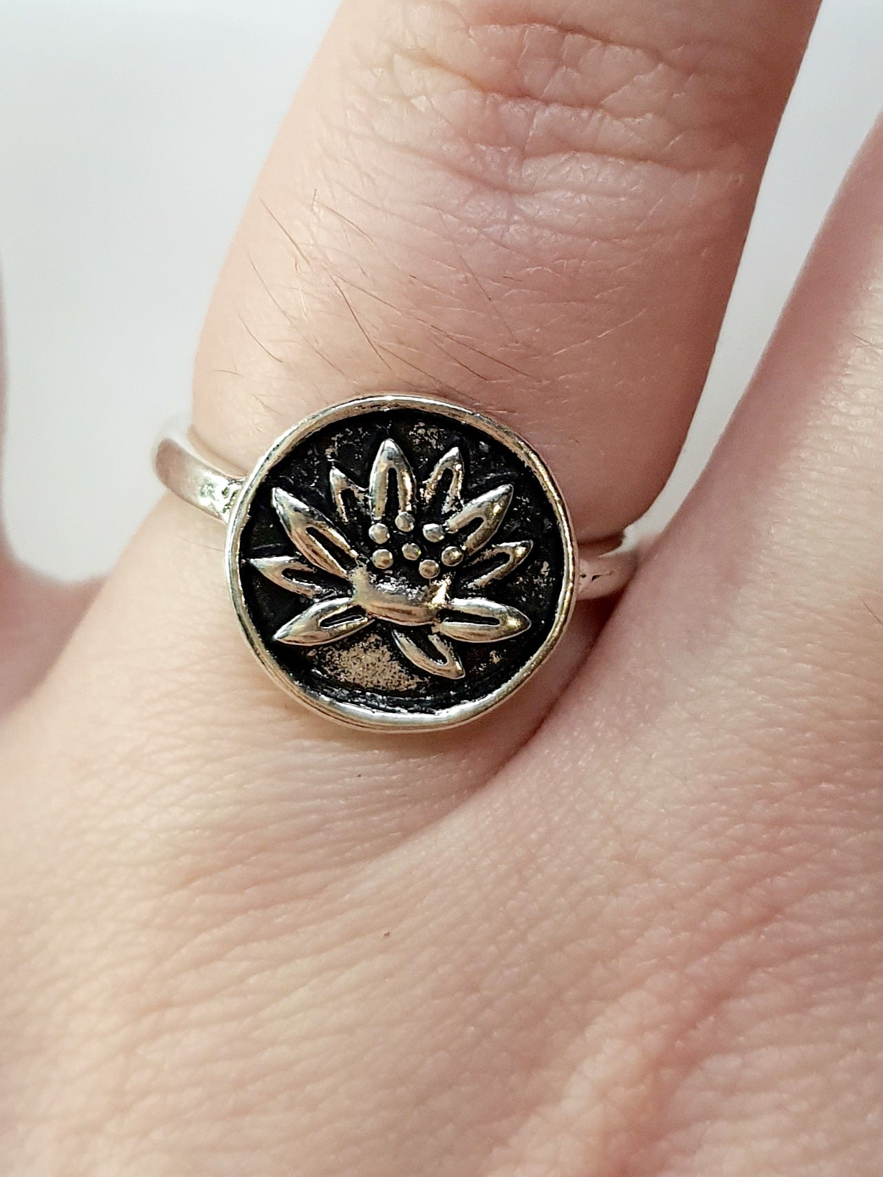 Pierścionek srebrny z motywem kwiatu lotosu, stal nierdzewna, stal chirurgiczna, rozmiar 17 mm, styl boho i minimalistyczny, wodoodporne, hipoalergiczne, jakość premium, Rouge Bizu.