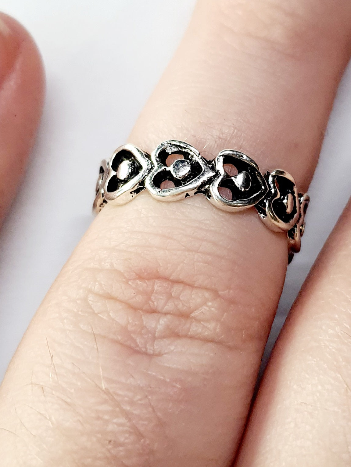 Pierścionek srebrny z motywem serc, stal nierdzewna, stal chirurgiczna, romantyczny styl vintage, rozmiar 15 mm, wodoodporne, hipoalergiczne, jakość premium, Rouge Bizu.