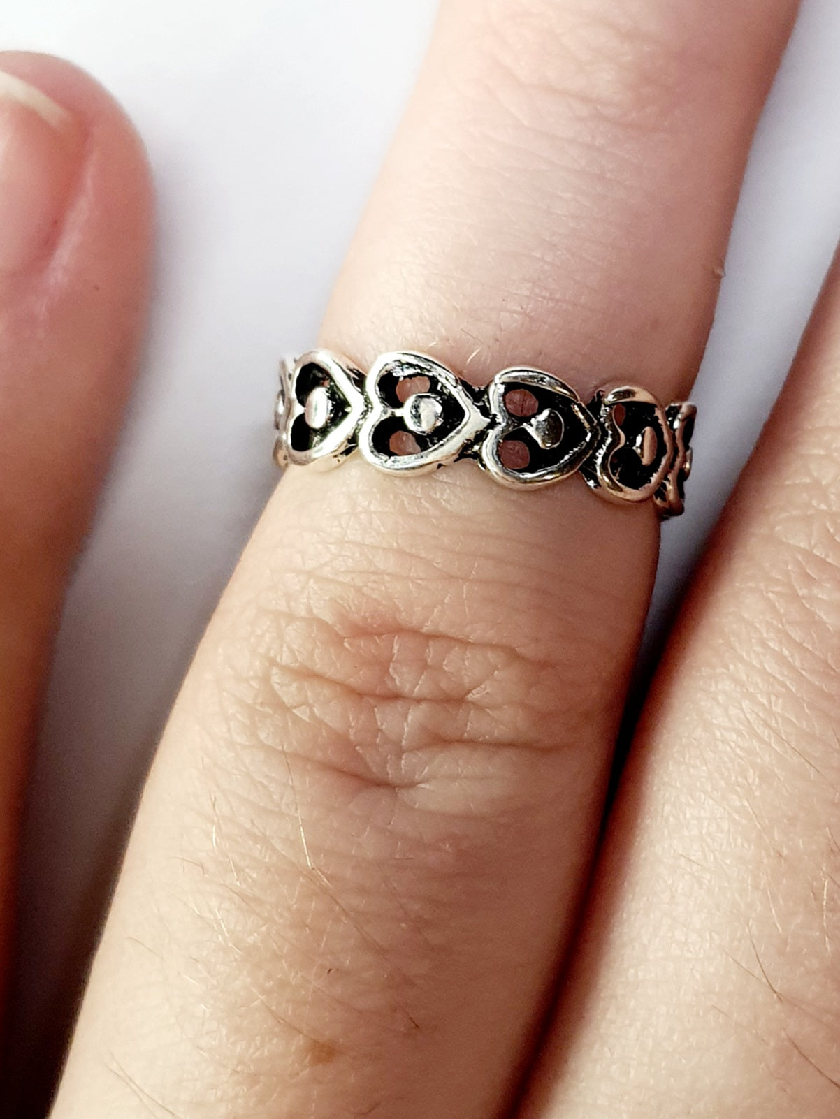 Pierścionek srebrny z motywem serc, stal nierdzewna, stal chirurgiczna, romantyczny styl vintage, rozmiar 15 mm, wodoodporne, hipoalergiczne, jakość premium, Rouge Bizu.