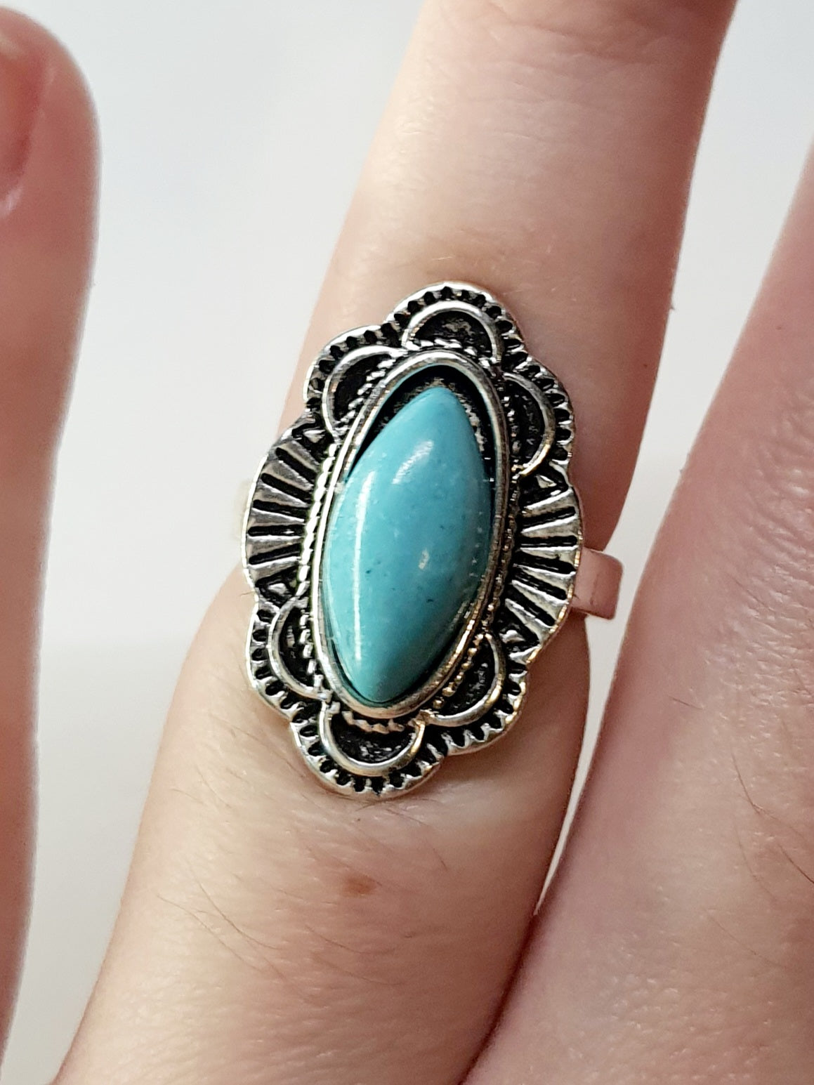 Pierścionek srebrny z owalnym turkusowym kamieniem w ozdobnej oprawie, styl boho vintage, stal nierdzewna, stal chirurgiczna, rozmiar 15 mm, wodoodporne, hipoalergiczne, jakość premium, Rouge Bizu.