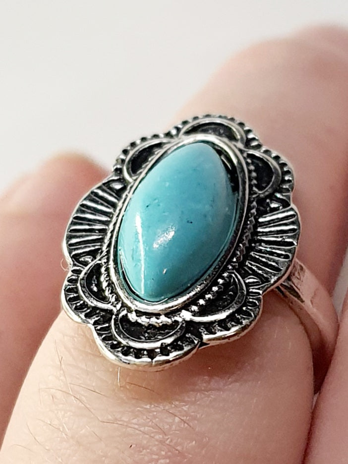 Pierścionek srebrny z owalnym turkusowym kamieniem w ozdobnej oprawie, styl boho vintage, stal nierdzewna, stal chirurgiczna, rozmiar 15 mm, wodoodporne, hipoalergiczne, jakość premium, Rouge Bizu.