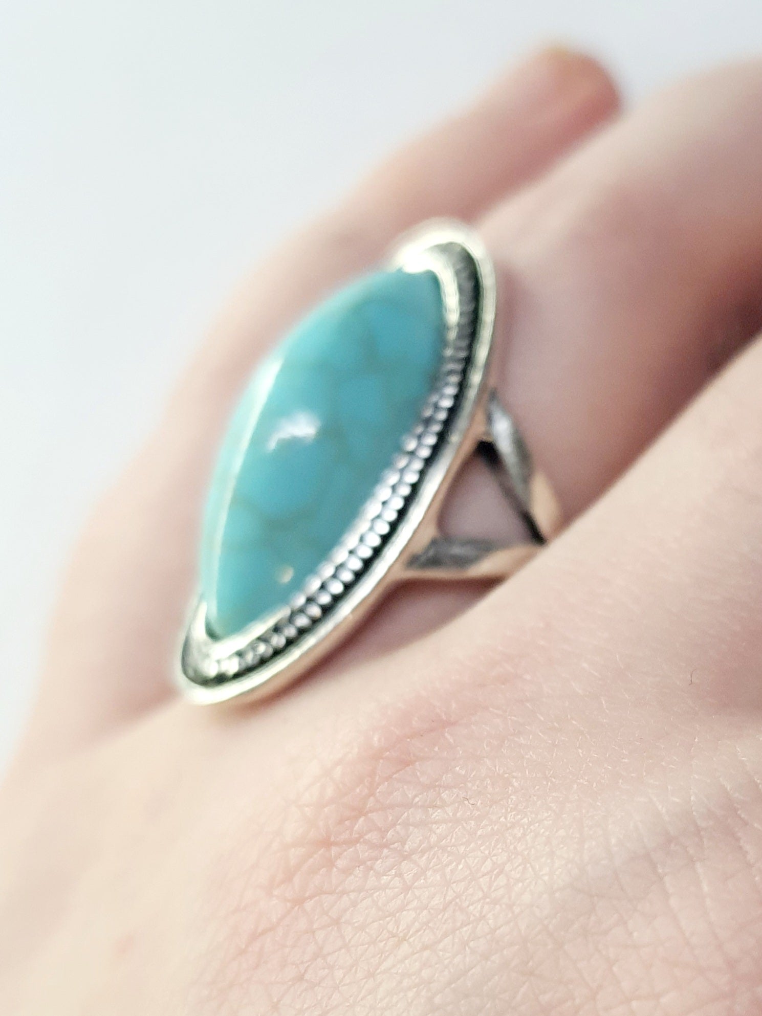 Pierścionek z owalnym turkusowym kamieniem – dotyk nieba w srebrnej oprawie