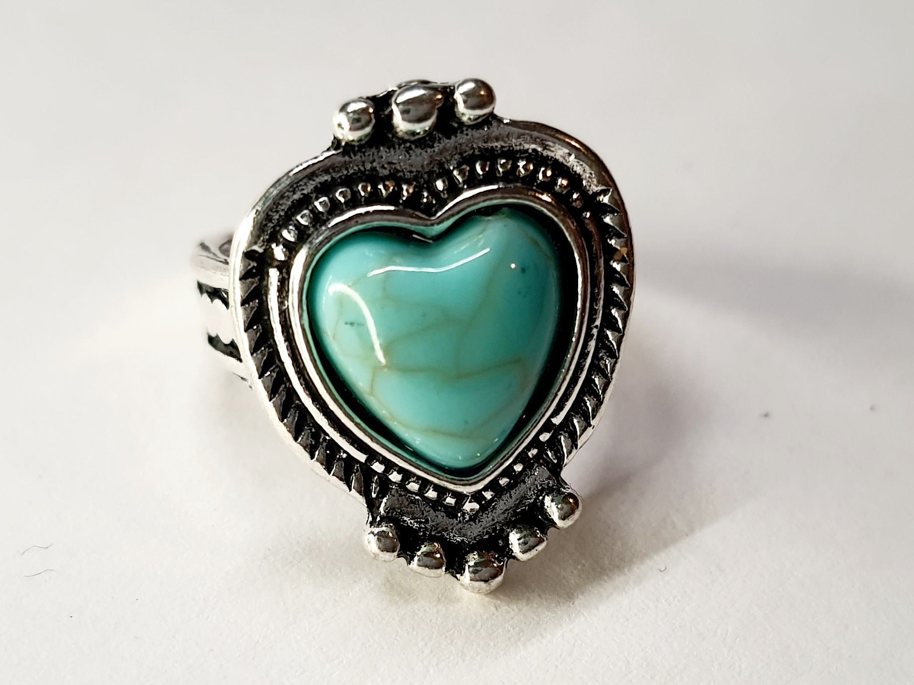 Pierścionek srebrny z turkusowym kamieniem w kształcie serca, stal nierdzewna, stal chirurgiczna, romantyczny styl vintage, rozmiar 16 mm, wodoodporne, hipoalergiczne, jakość premium, Rouge Bizu.