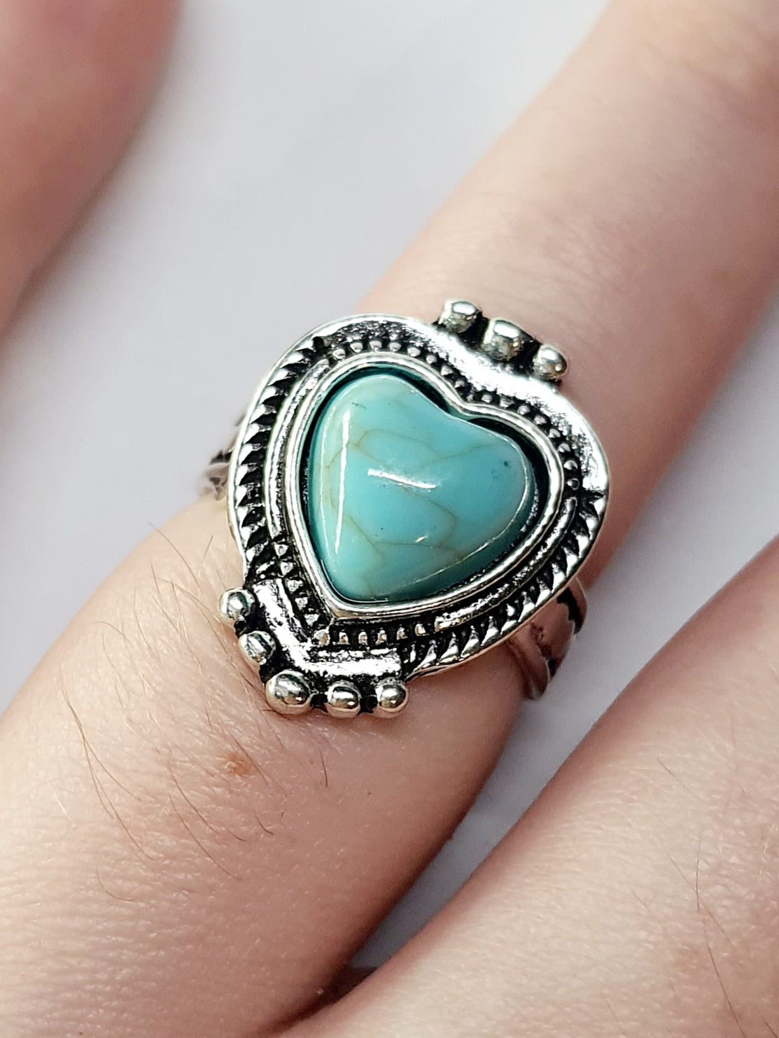 Pierścionek srebrny z turkusowym kamieniem w kształcie serca, stal nierdzewna, stal chirurgiczna, romantyczny styl vintage, rozmiar 16 mm, wodoodporne, hipoalergiczne, jakość premium, Rouge Bizu.