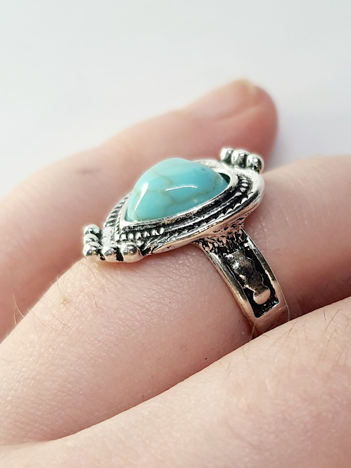 Pierścionek srebrny z turkusowym kamieniem w kształcie serca, stal nierdzewna, stal chirurgiczna, romantyczny styl vintage, rozmiar 16 mm, wodoodporne, hipoalergiczne, jakość premium, Rouge Bizu.