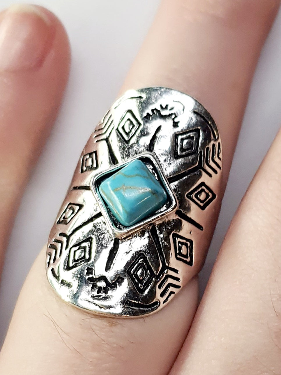 Pierścionek z turkusowym kamieniem – duch pustyni w srebrnej oprawie