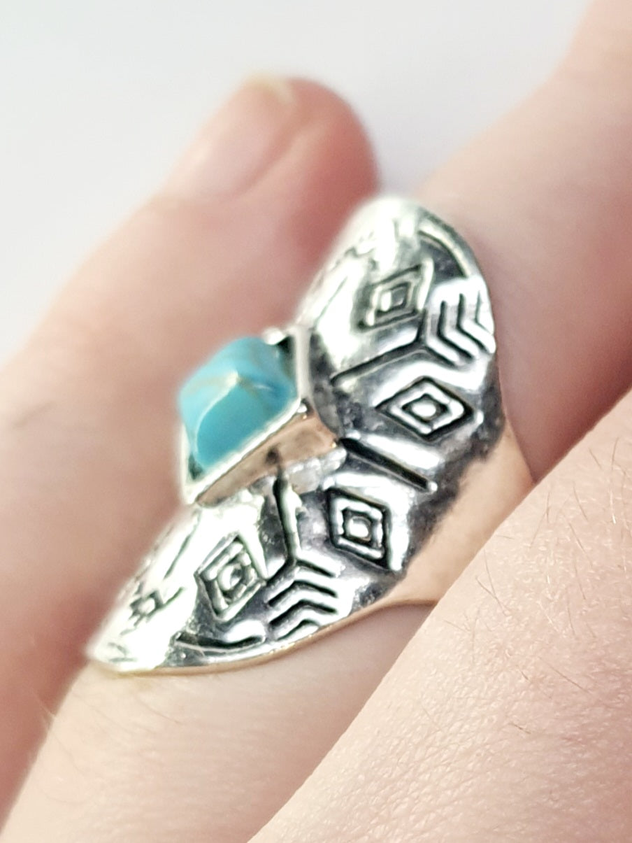 Pierścionek z turkusowym kamieniem – duch pustyni w srebrnej oprawie
