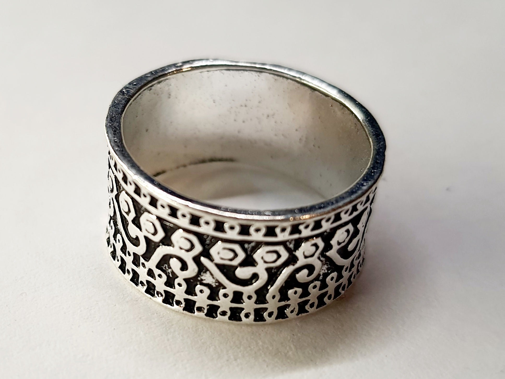 Pierścionek srebrny szeroki z orientalnym ornamentem, stal nierdzewna, stal chirurgiczna, unisex, styl etniczny vintage, rozmiar 17 mm, wodoodporne, hipoalergiczne, jakość premium, Rouge Bizu.