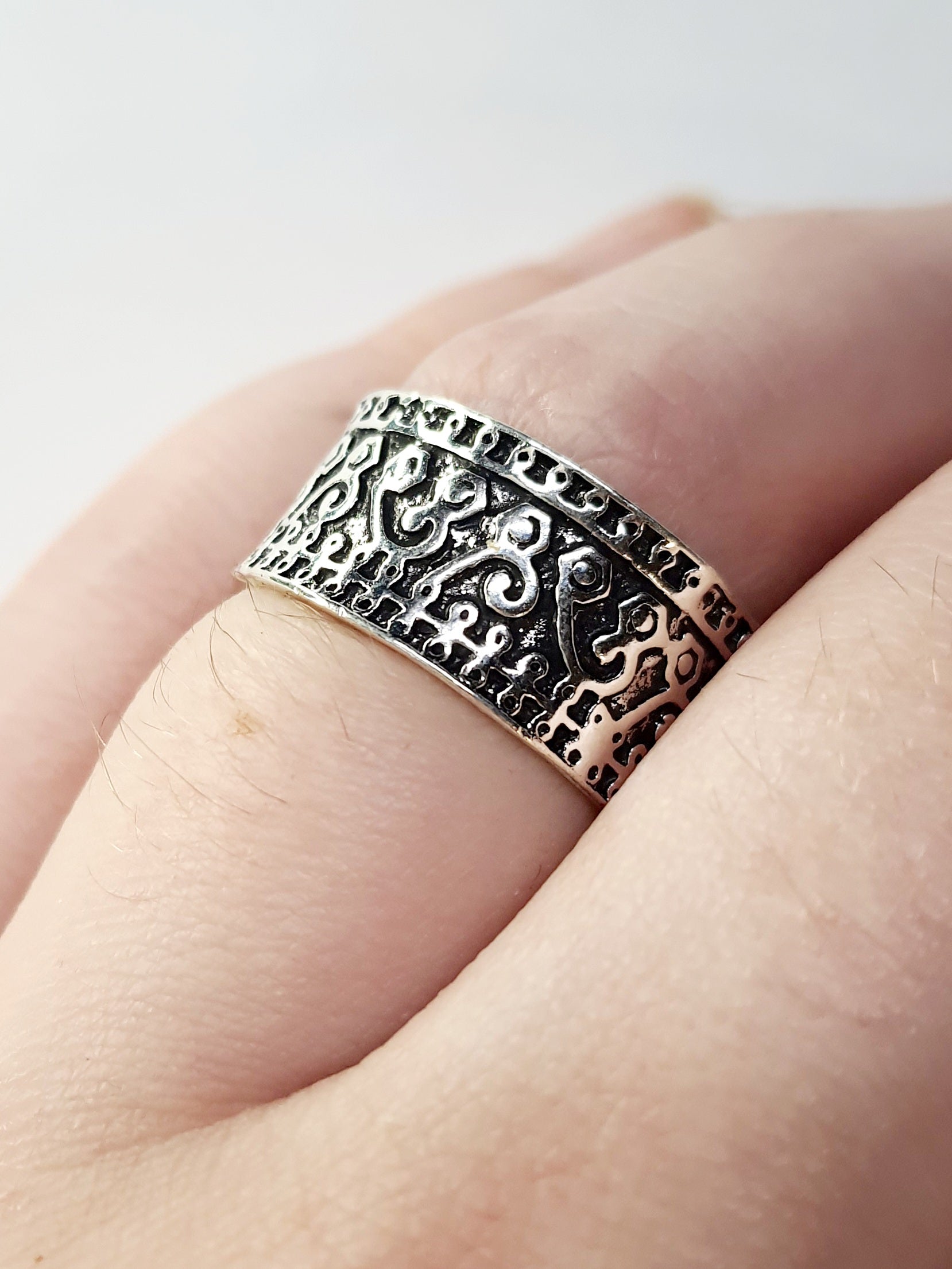 Pierścionek srebrny szeroki z orientalnym ornamentem, stal nierdzewna, stal chirurgiczna, unisex, styl etniczny vintage, rozmiar 17 mm, wodoodporne, hipoalergiczne, jakość premium, Rouge Bizu.