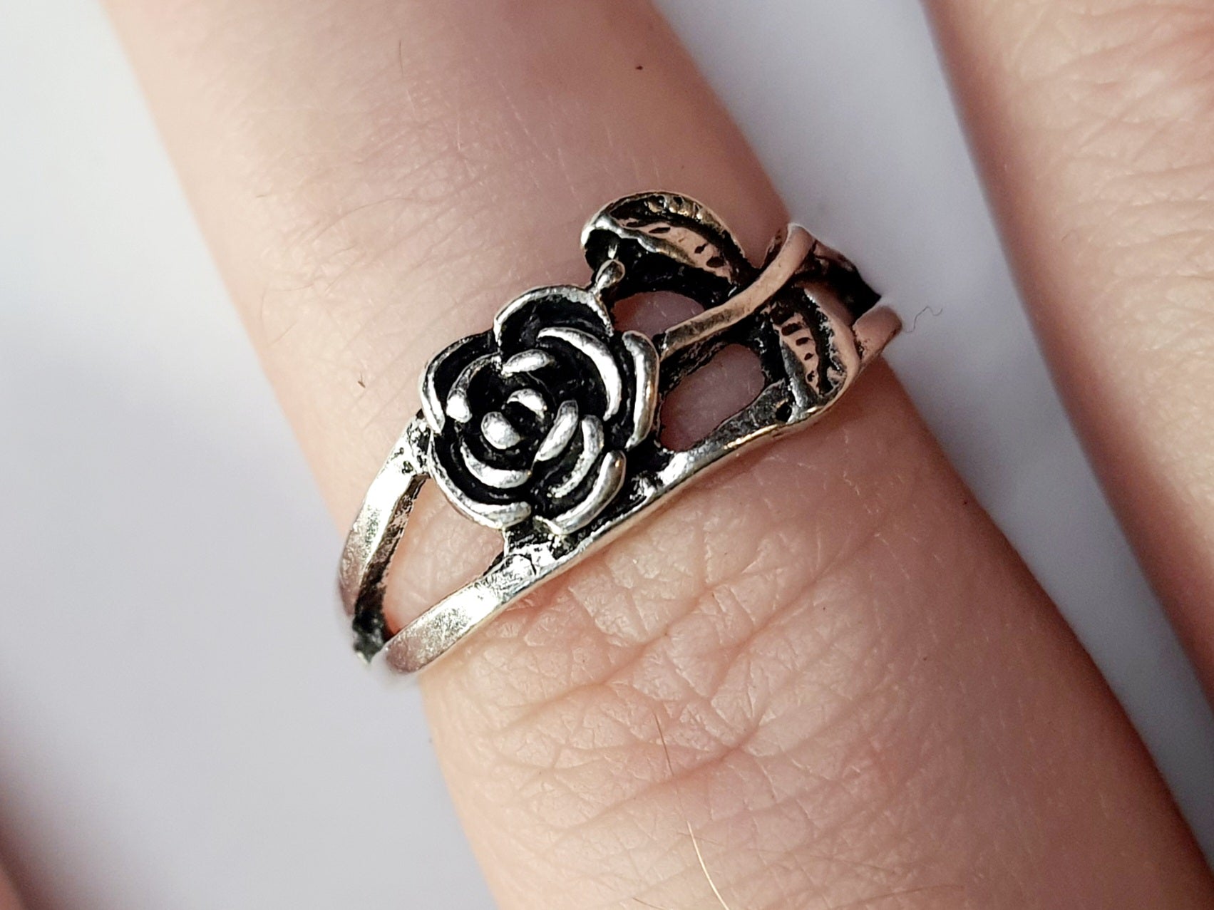 Pierścionek z różą – stalowa elegancja w kwiecie romantyzmu