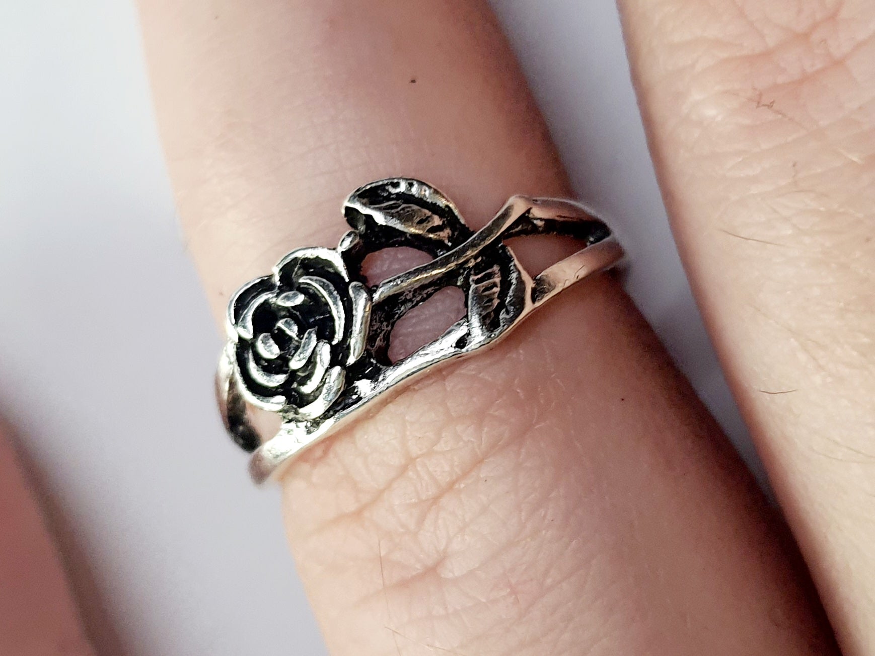 Pierścionek z różą – stalowa elegancja w kwiecie romantyzmu