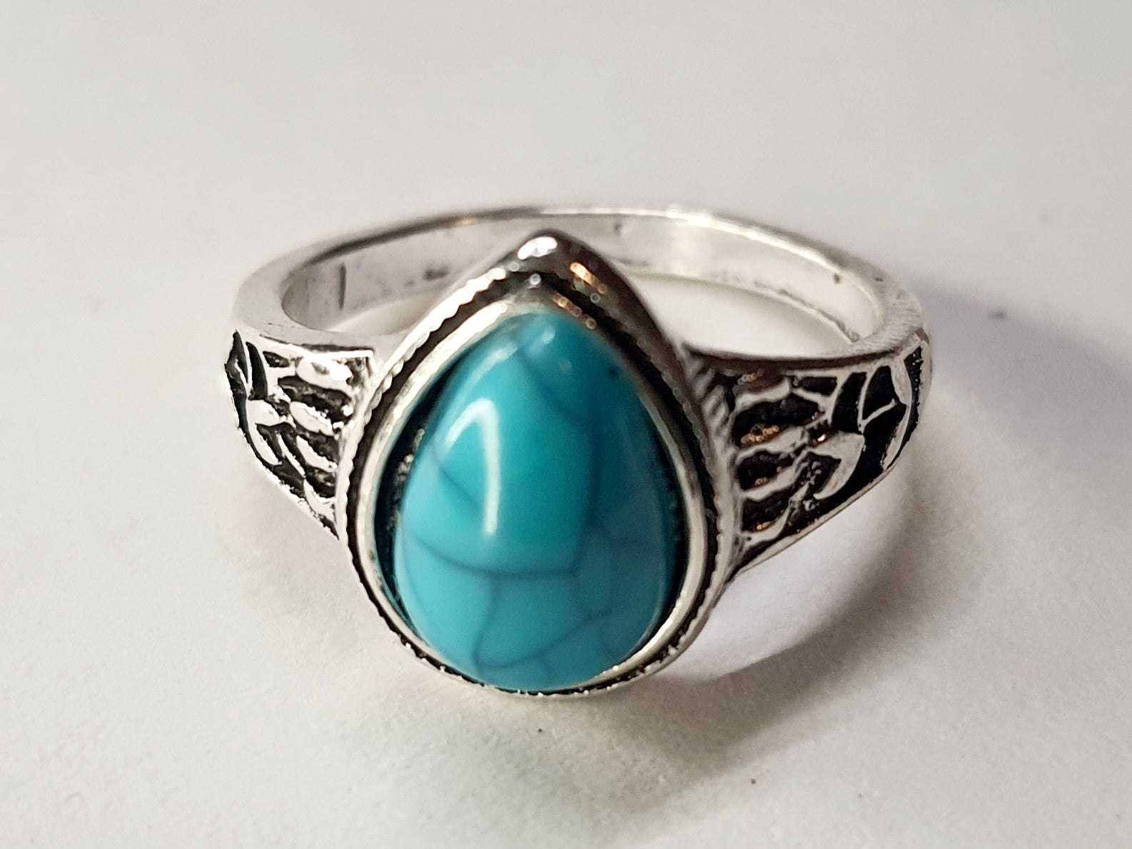 Pierścionek srebrny z turkusowym kamieniem w kształcie łezki, stal nierdzewna, stal chirurgiczna, styl boho vintage, rozmiar 16 mm, wodoodporne, hipoalergiczne, jakość premium, Rouge Bizu.