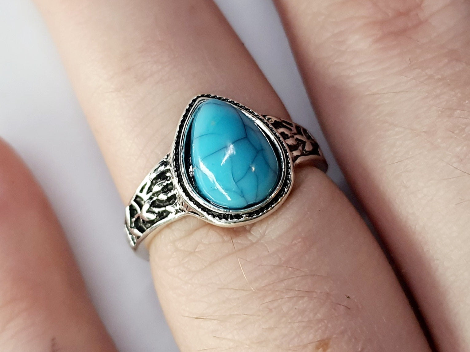 Pierścionek srebrny z turkusowym kamieniem w kształcie łezki, stal nierdzewna, stal chirurgiczna, styl boho vintage, rozmiar 16 mm, wodoodporne, hipoalergiczne, jakość premium, Rouge Bizu.